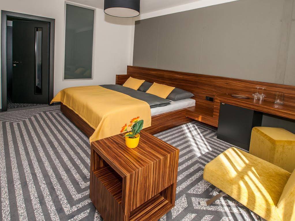 Hotel 99