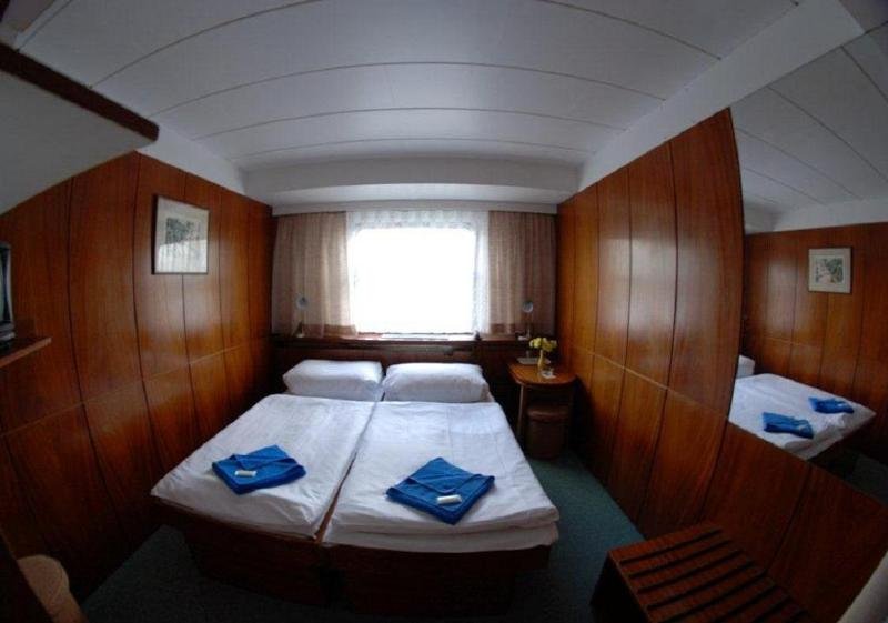 Botel Racek