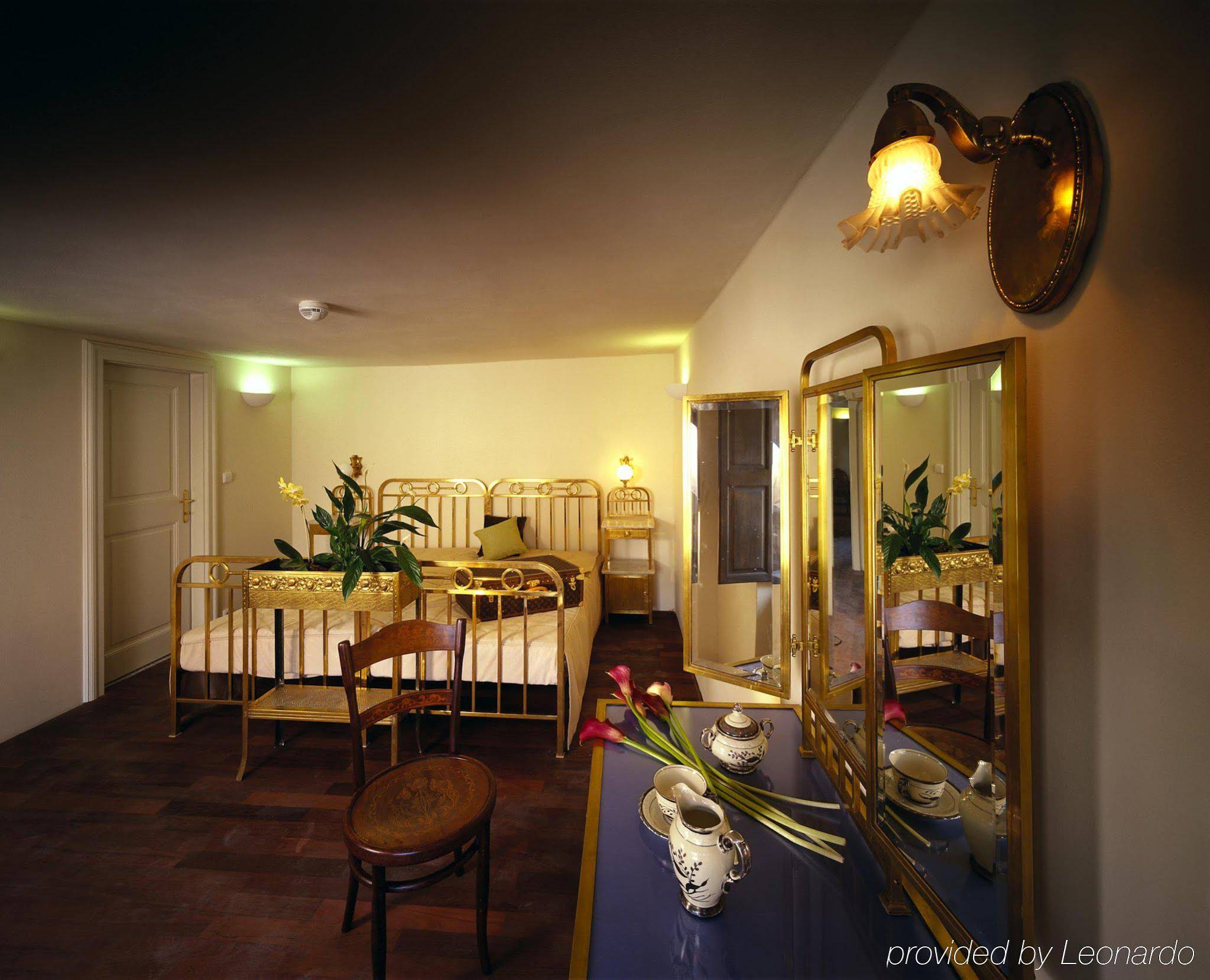 Iron Gate Hotel & Suites