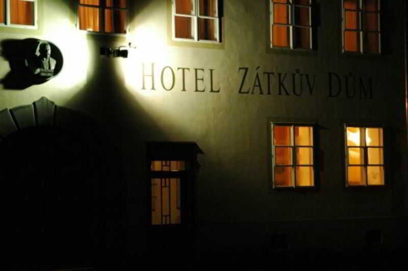 Zatkuv dum