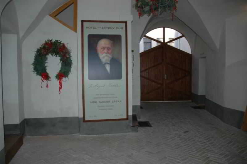 Zatkuv dum