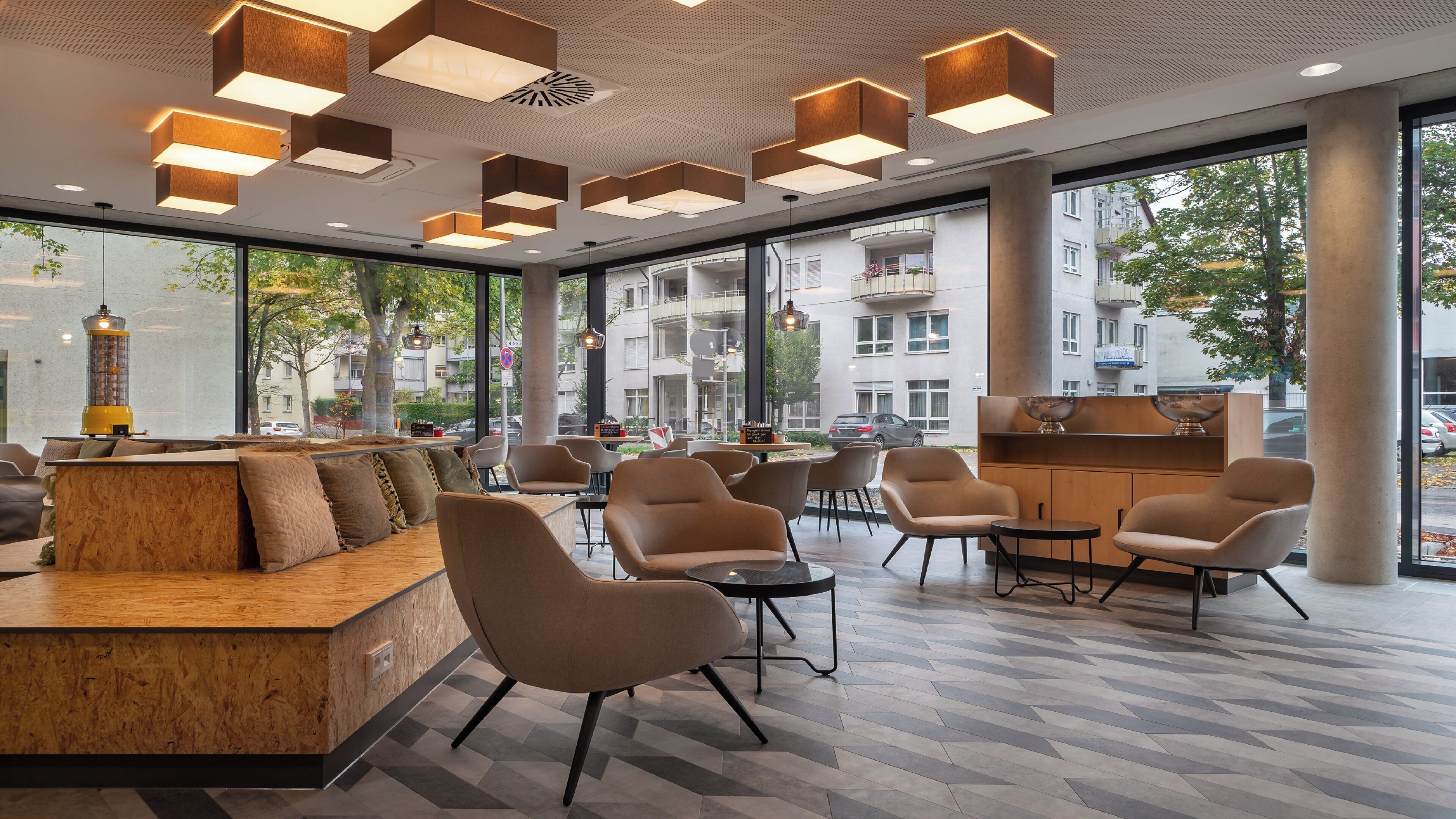 Holiday Inn - the niu, Timber Esslingen