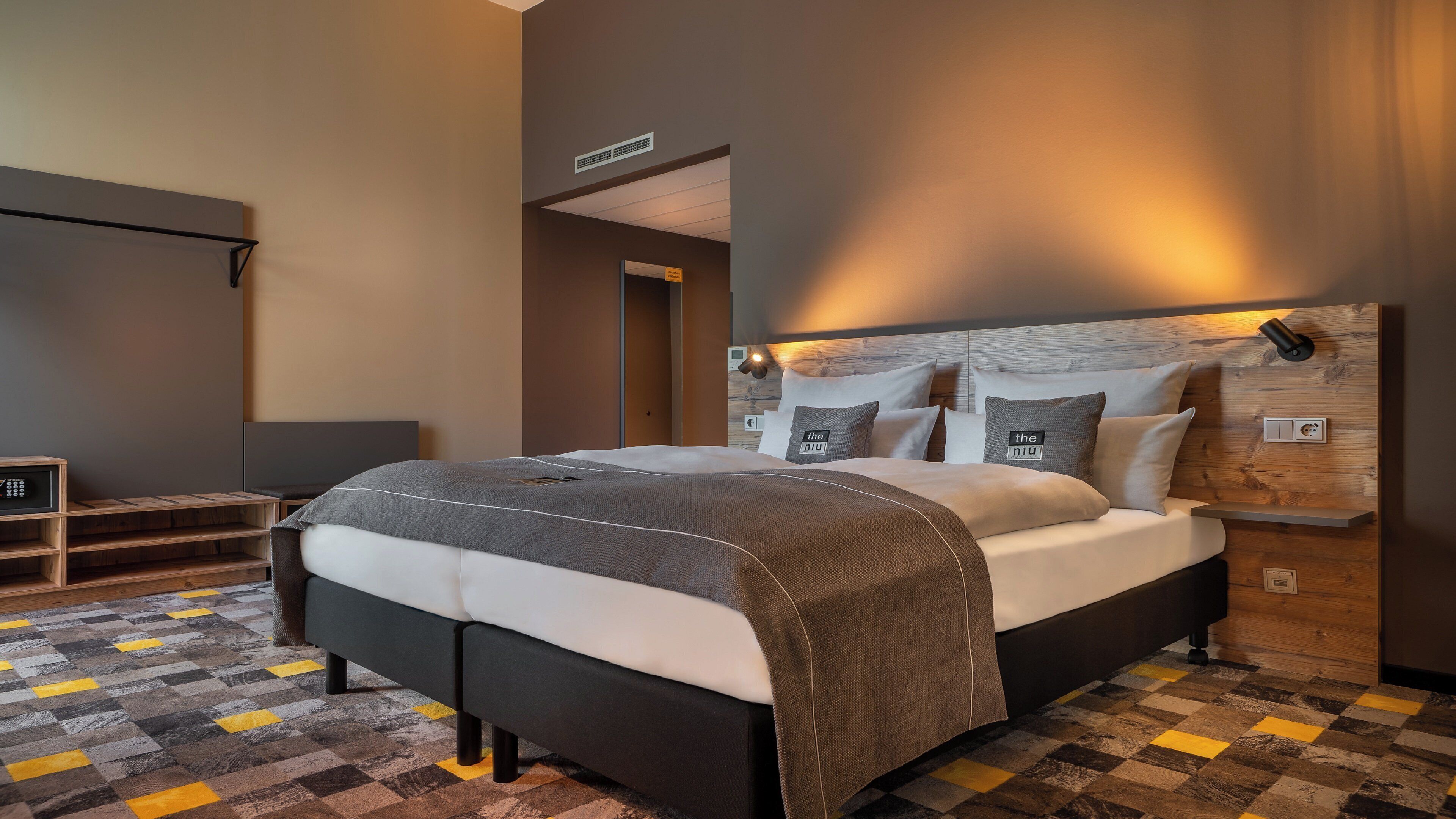 Holiday Inn - the niu, Timber Esslingen