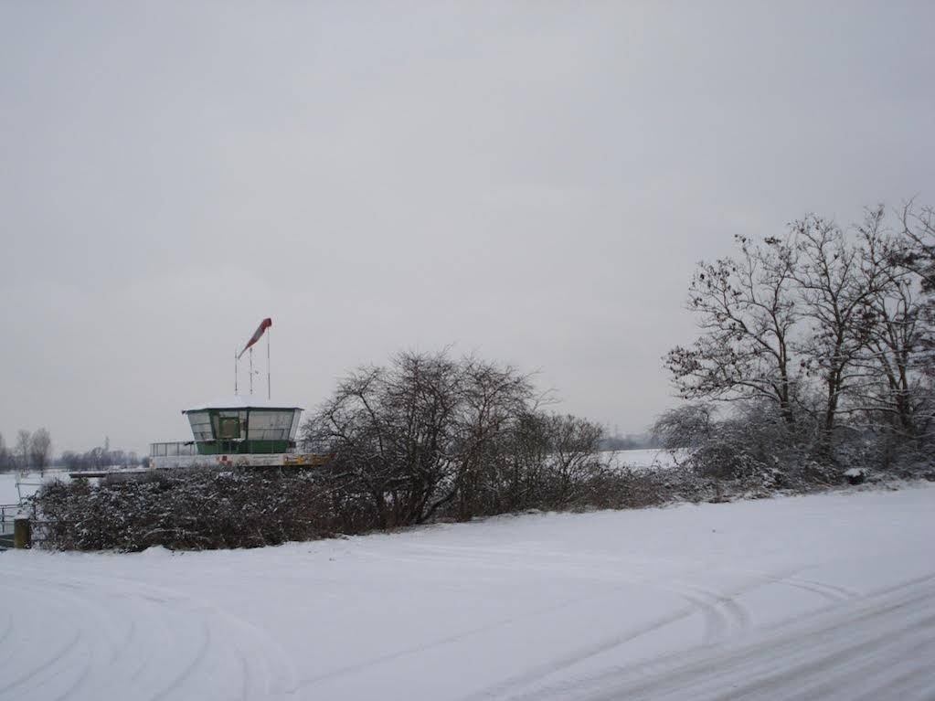 Am Flugplatz