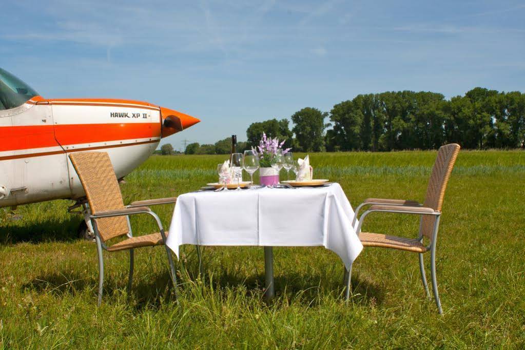Am Flugplatz