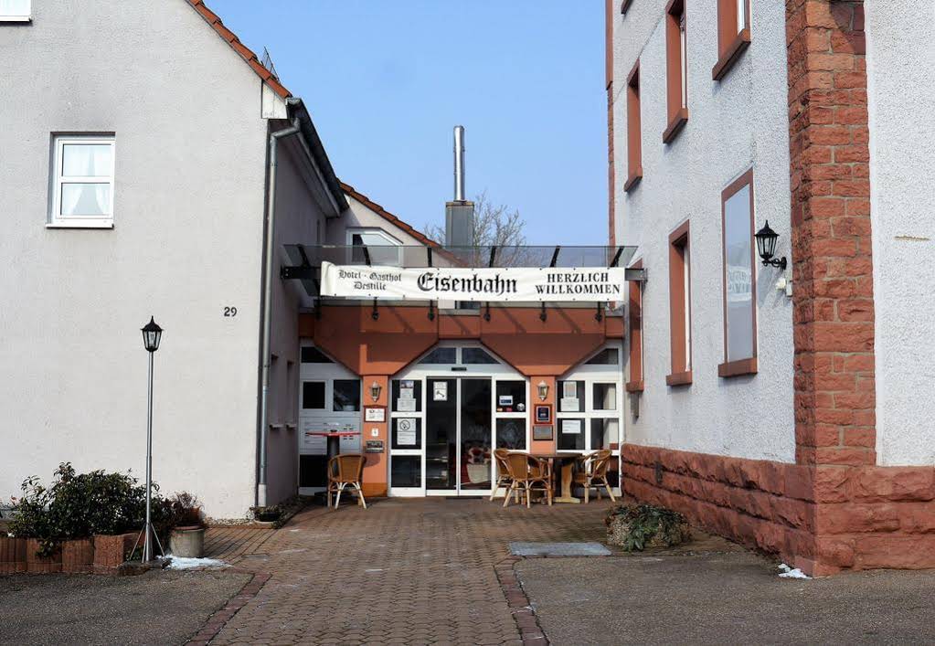 Hotel-Gasthof-Destille Eisenbahn