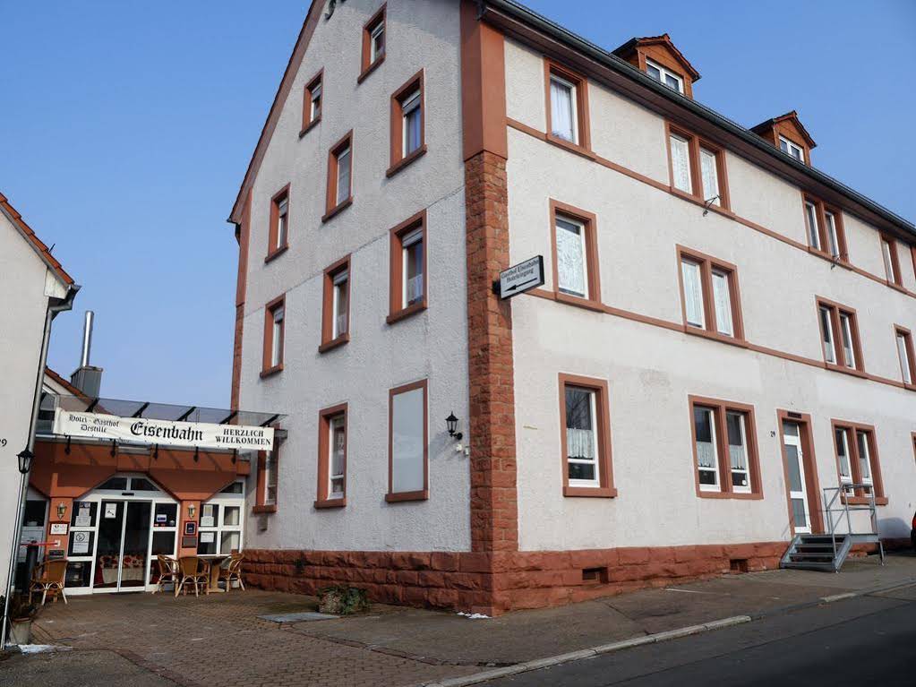 Hotel-Gasthof-Destille Eisenbahn