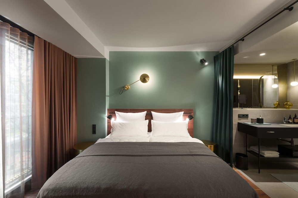 Emilu Hotel