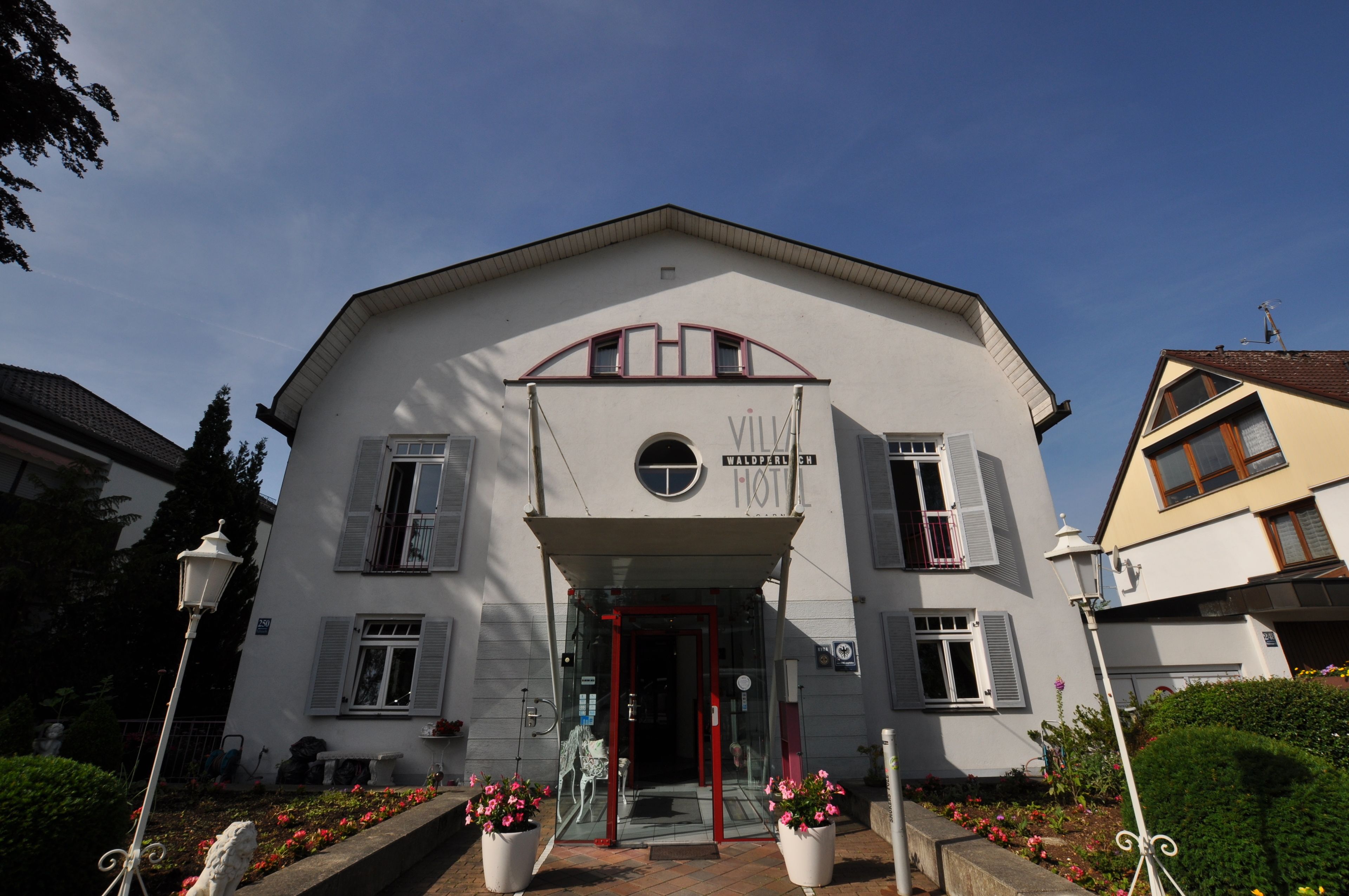 Villa Waldperlach by Blattl