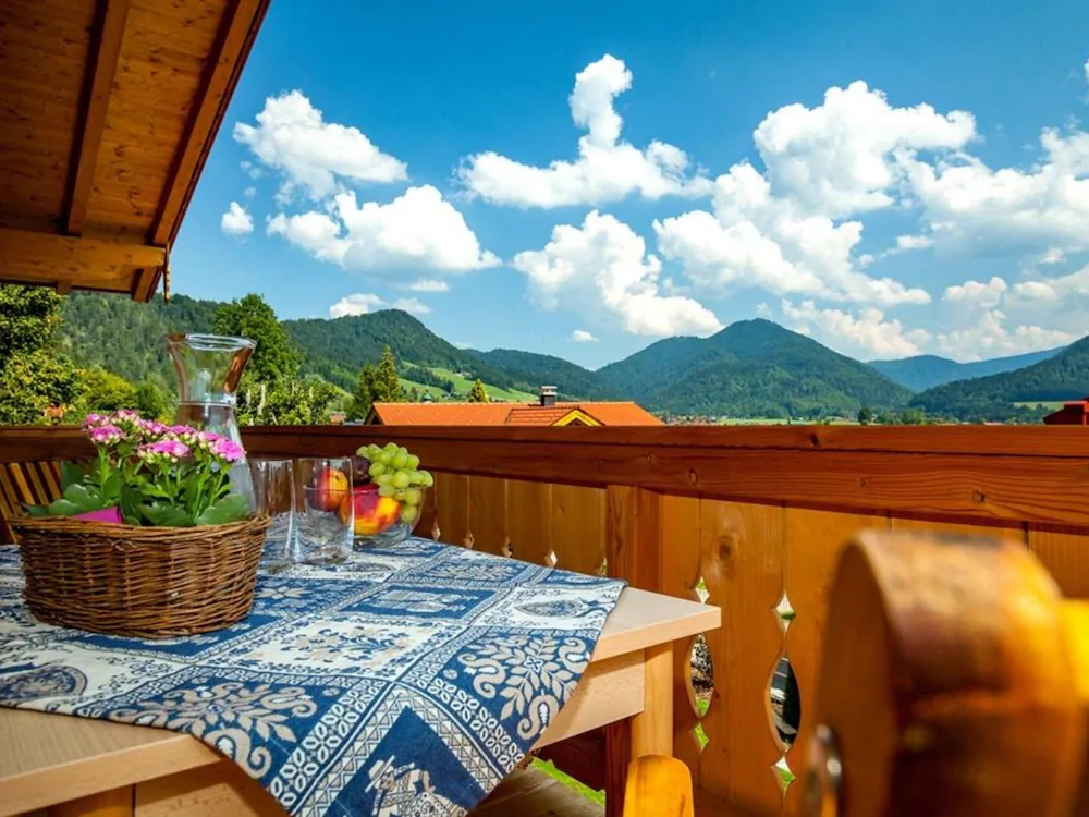 Chalet Unter Weissblauem Himmel
