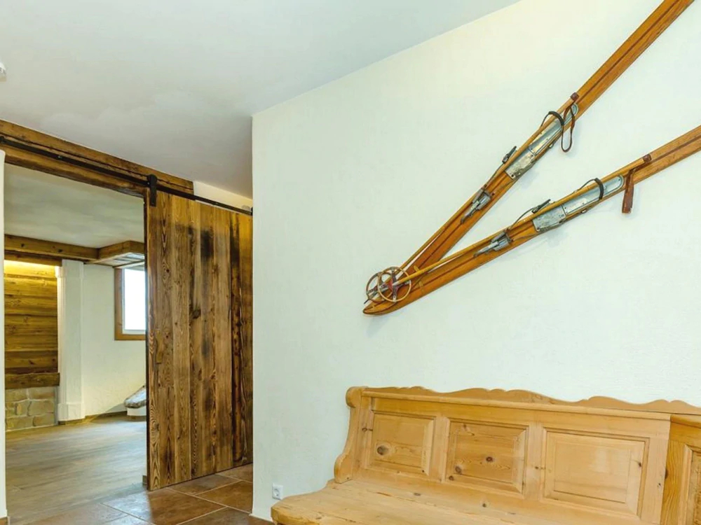 Chalet Unter Weissblauem Himmel