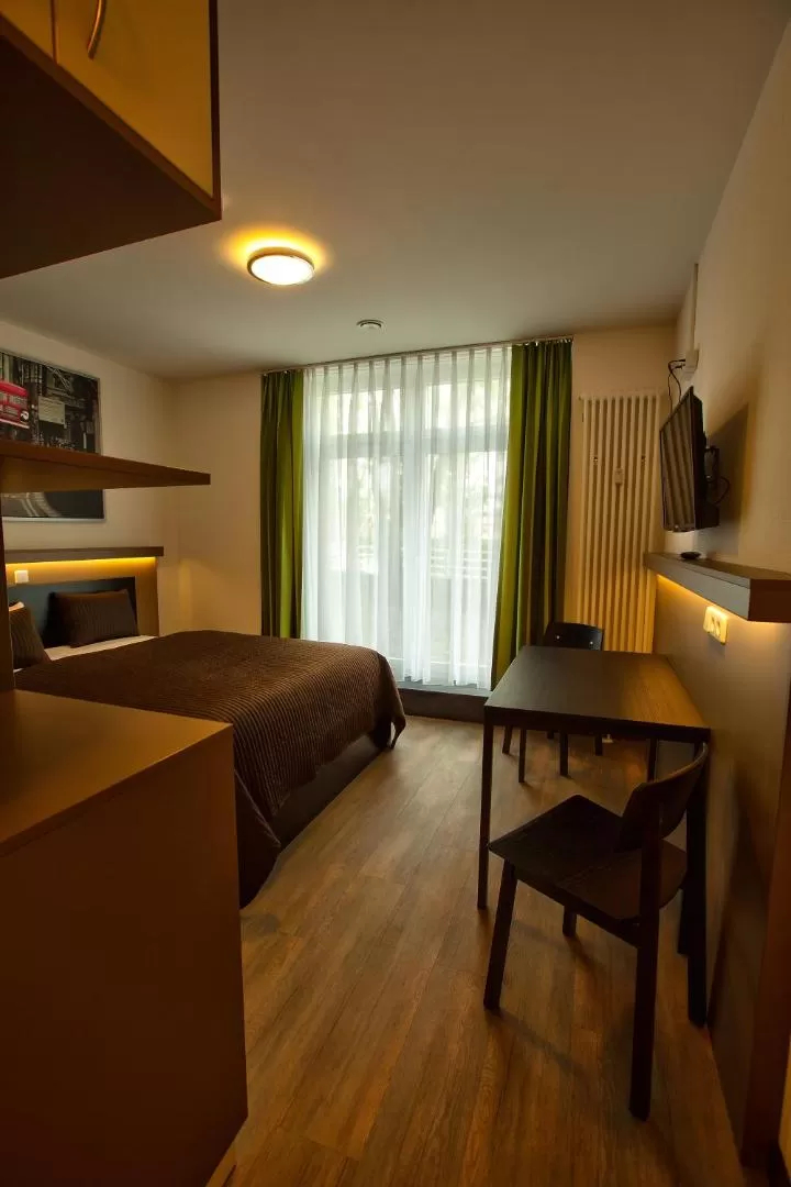 6 Rooms