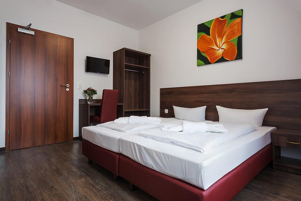 Queen's Garden Hotel