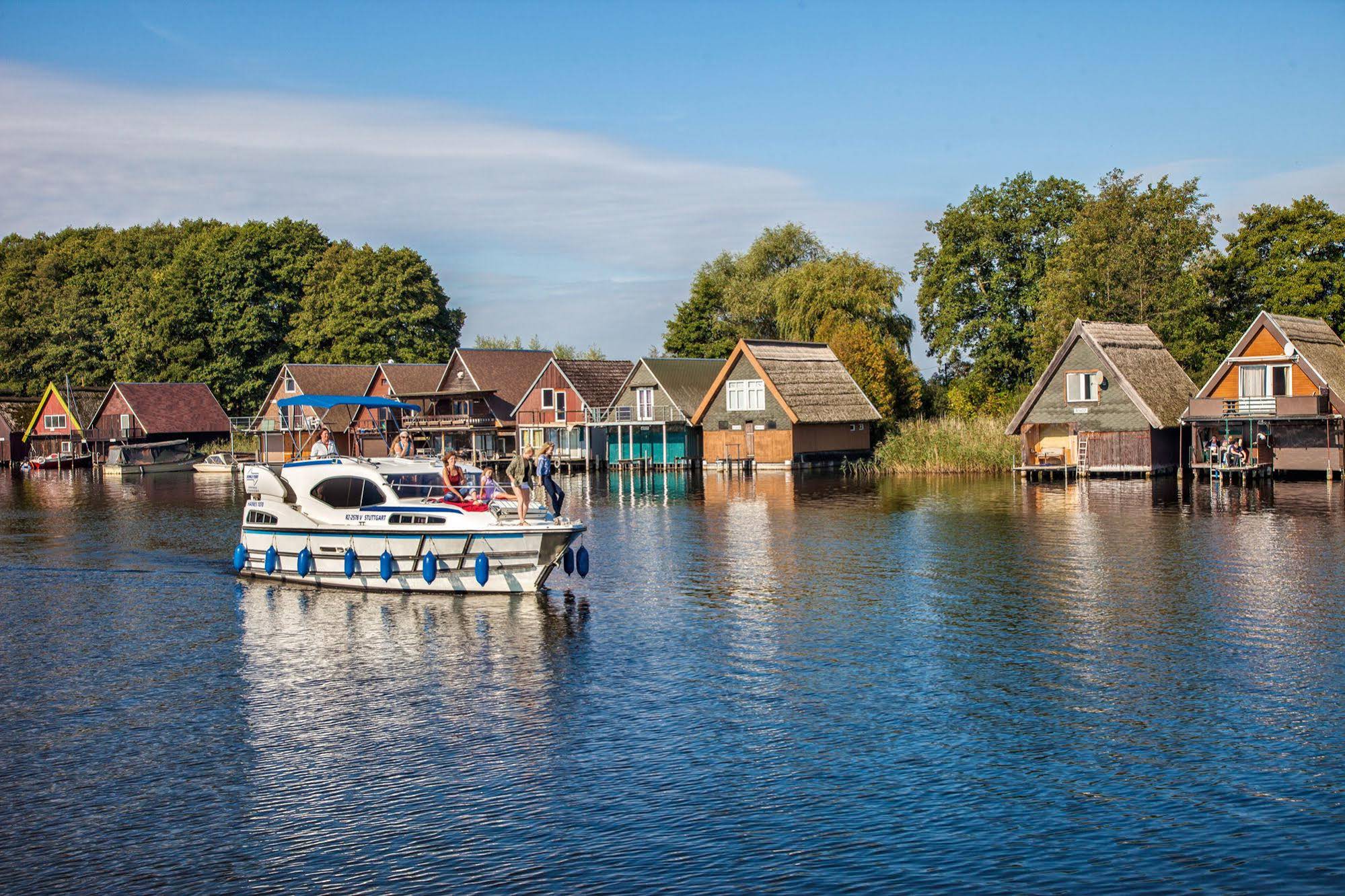 Kuhnle-Tours Bootshaus Zeuthen