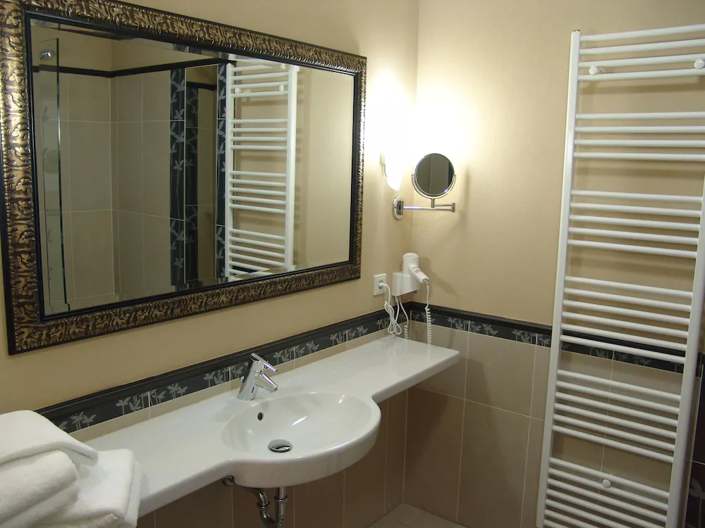 M13 Hotel