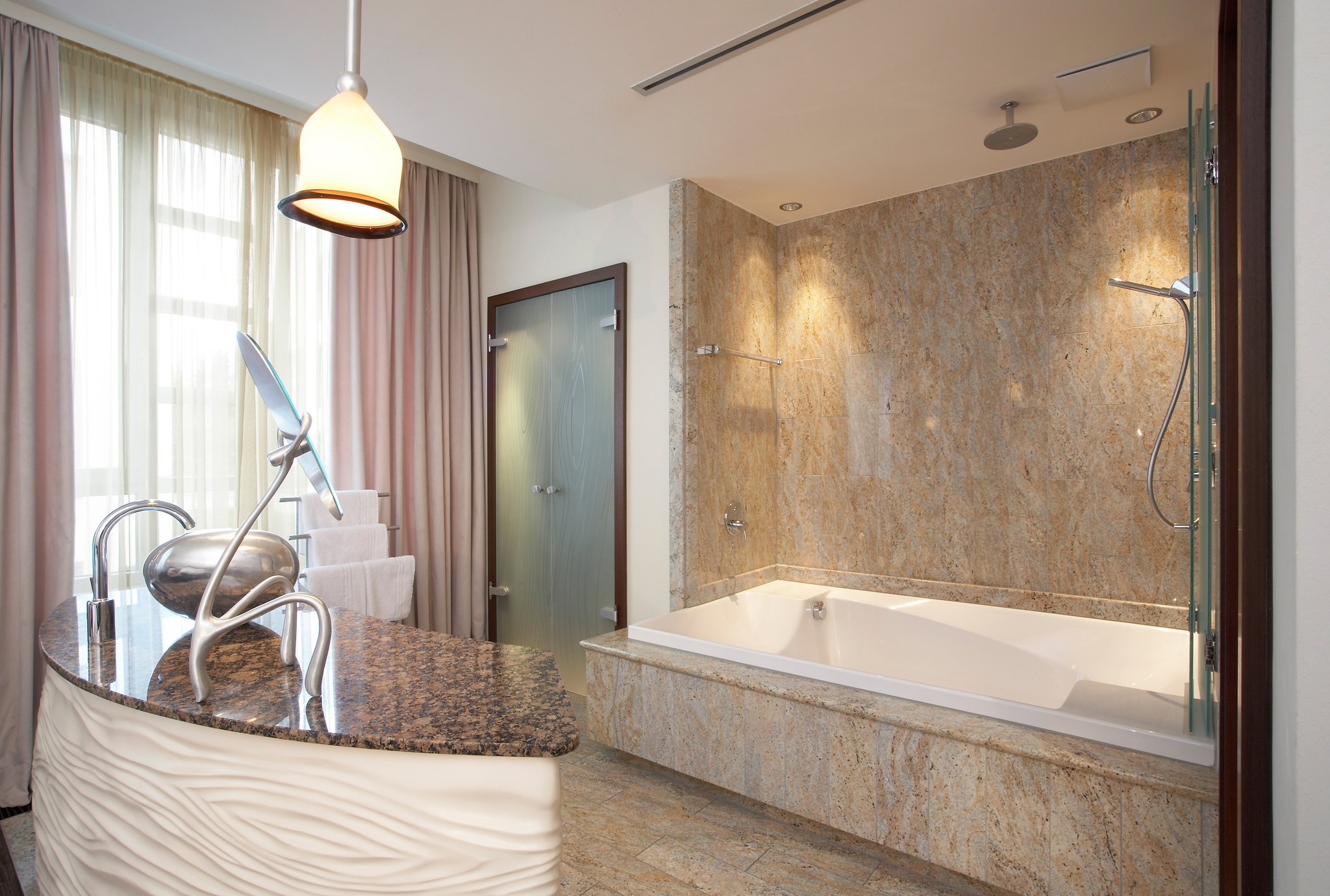 East Hotel & Restaurant