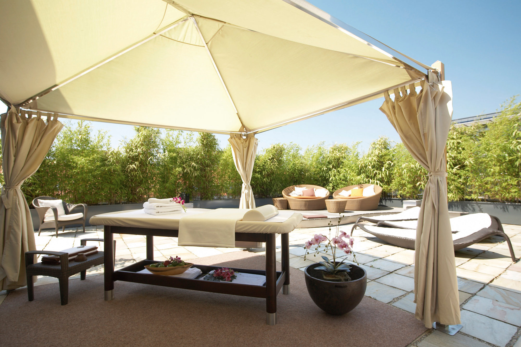 East Hotel & Restaurant