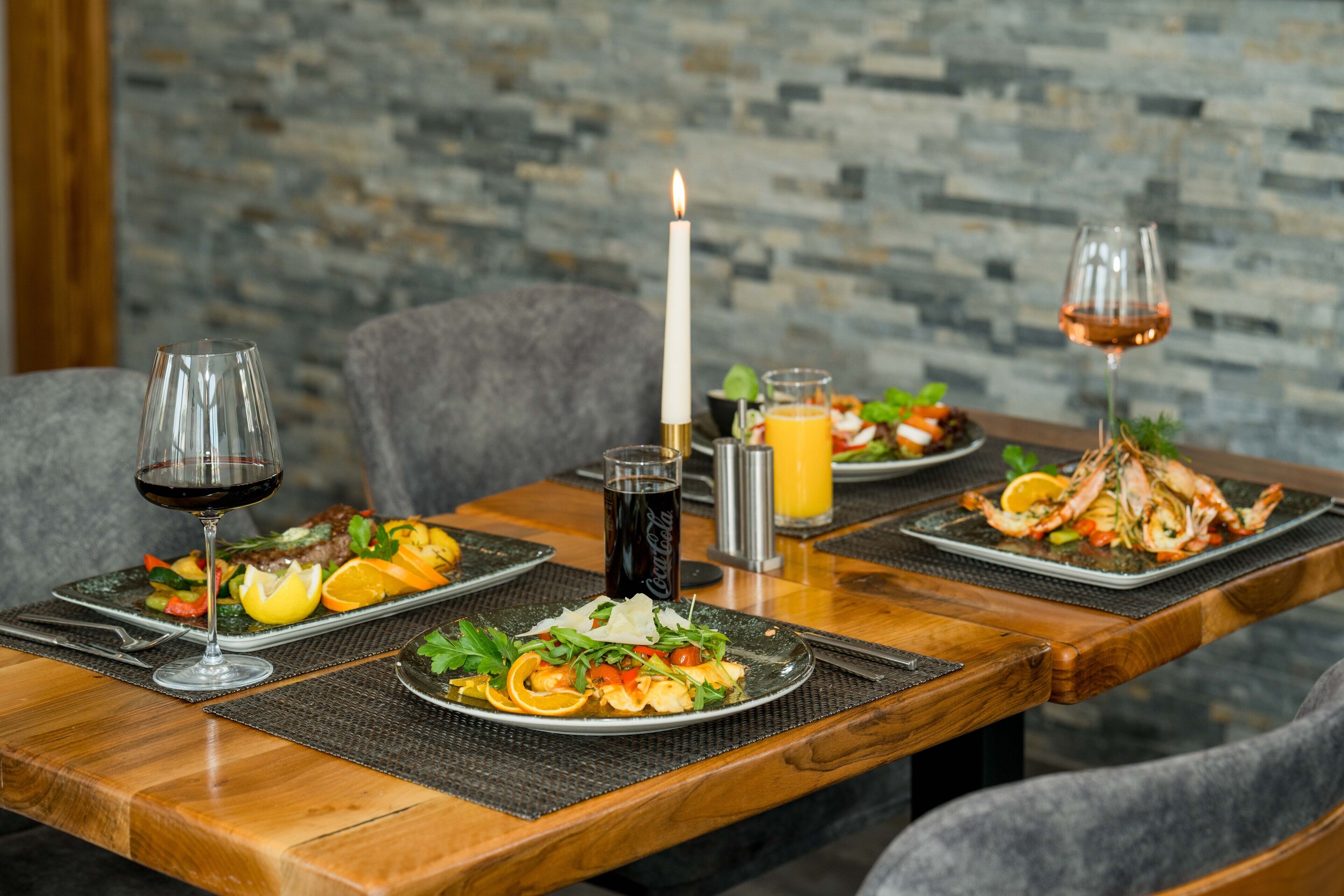 Roca Restaurant And Hotel