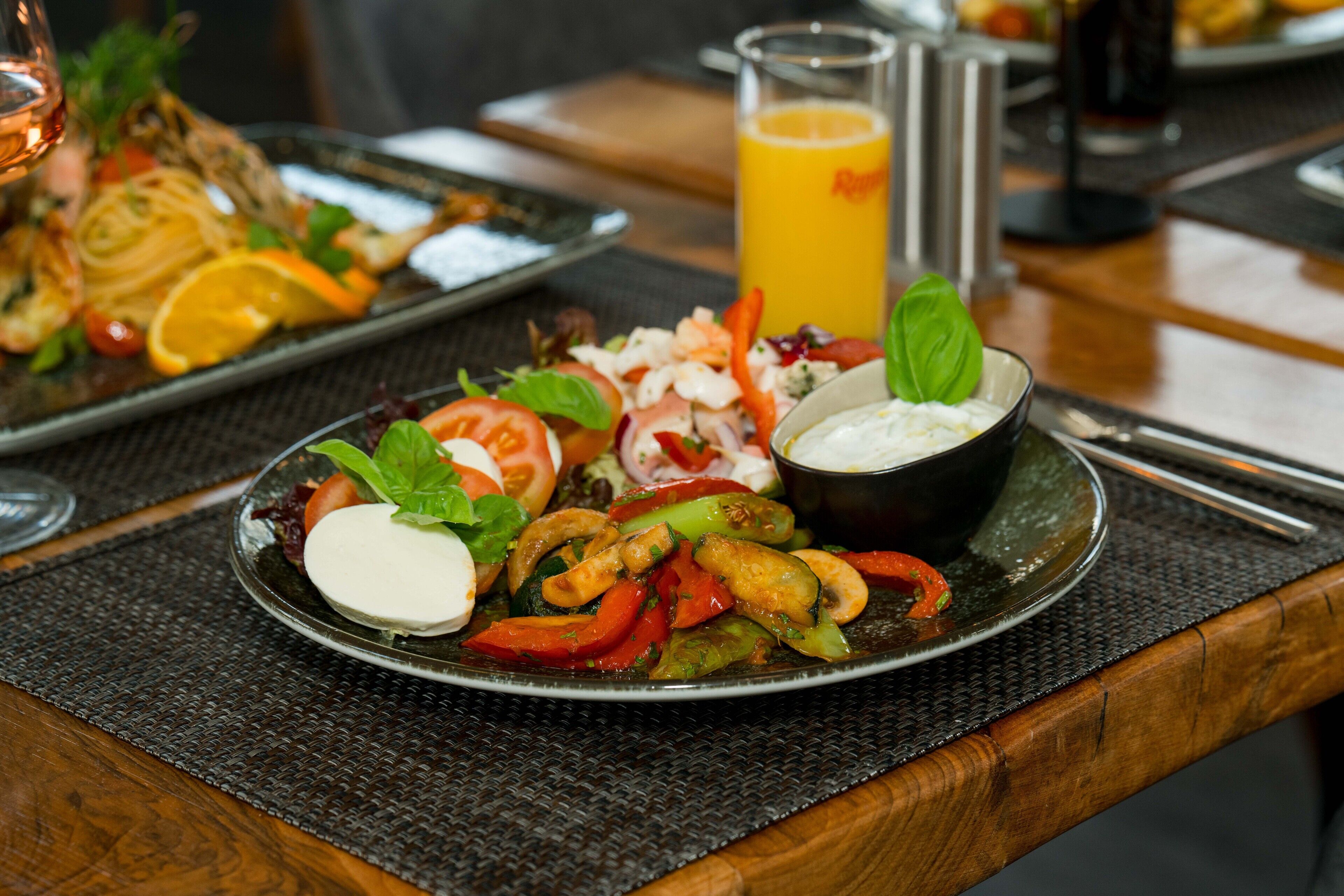 Roca Restaurant And Hotel