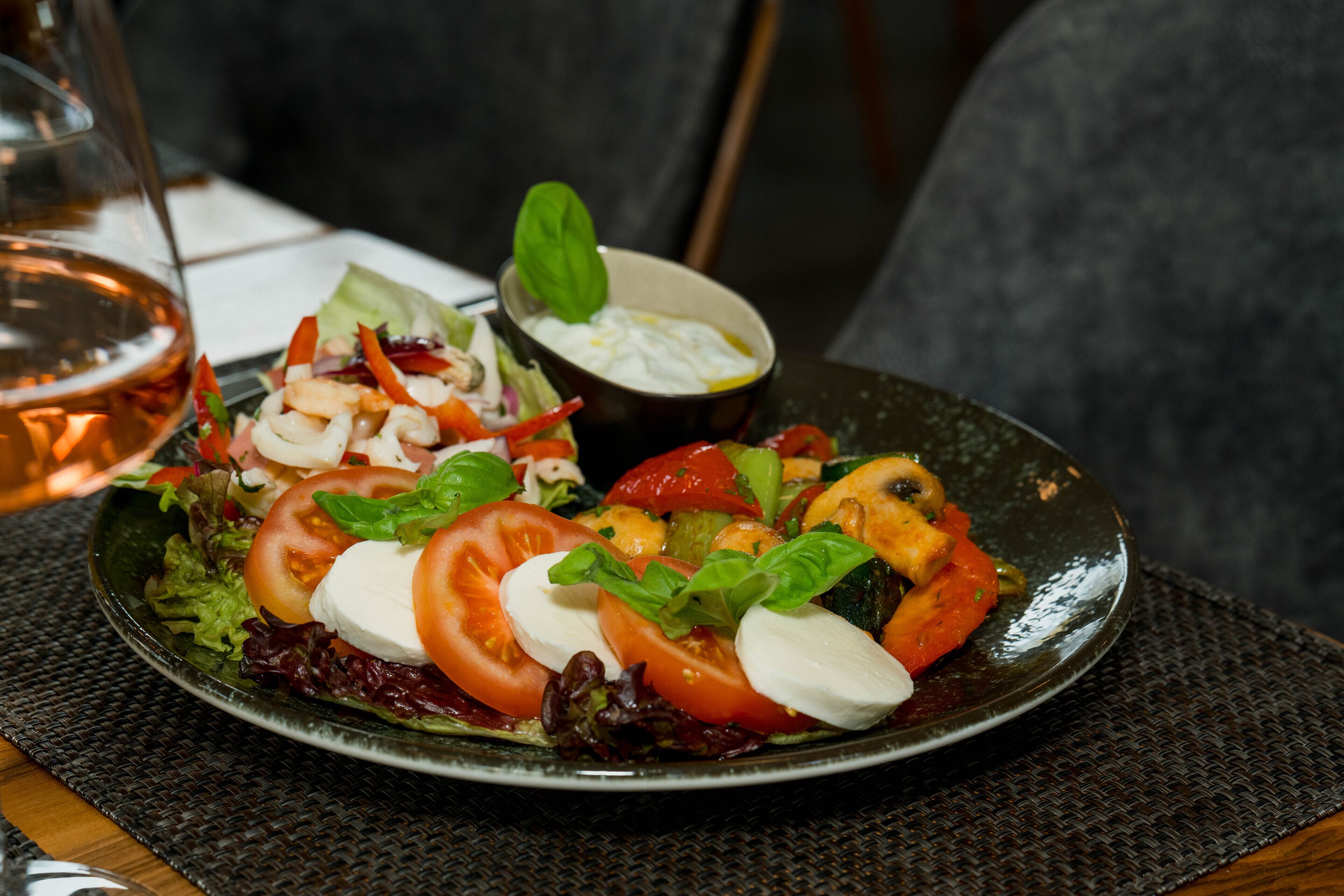 Roca Restaurant And Hotel