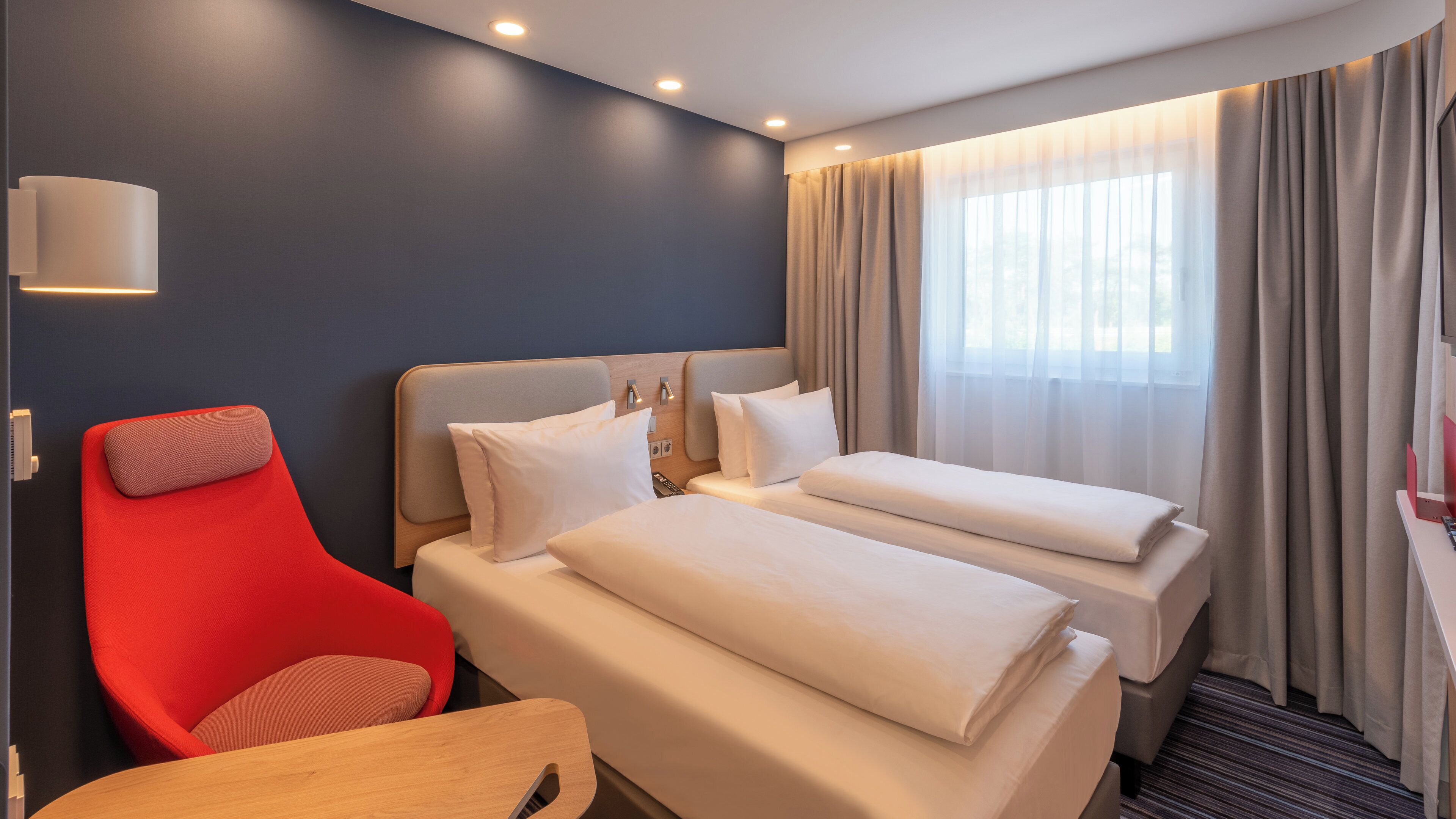 Holiday Inn Express Hamburg South A7 AS42, an IHG Hotel