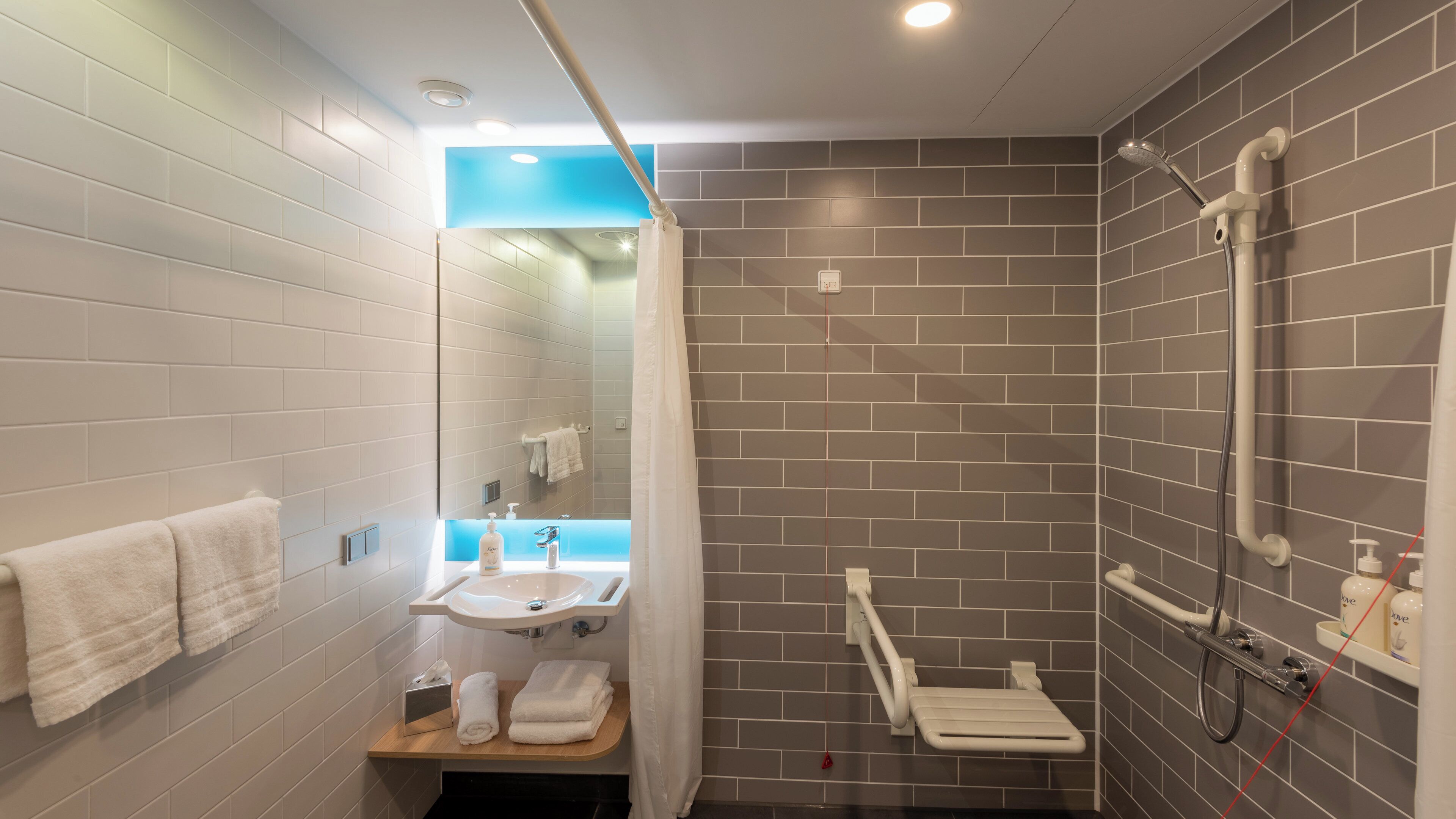 Holiday Inn Express Hamburg South A7 AS42, an IHG Hotel
