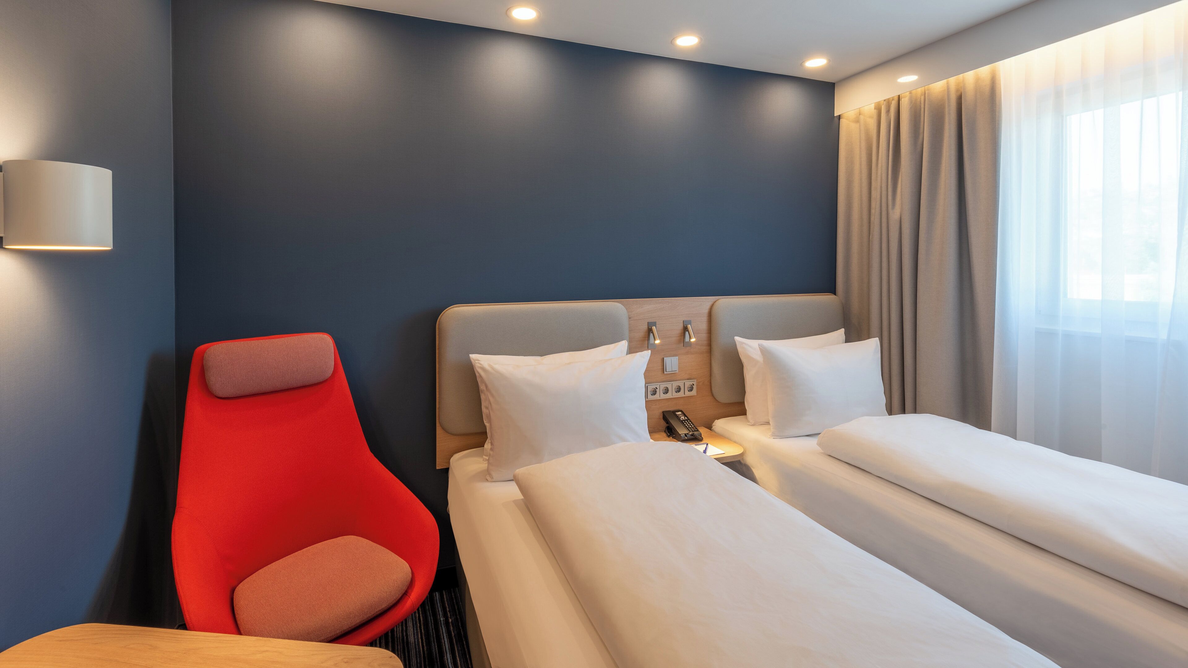 Holiday Inn Express Hamburg South A7 AS42, an IHG Hotel