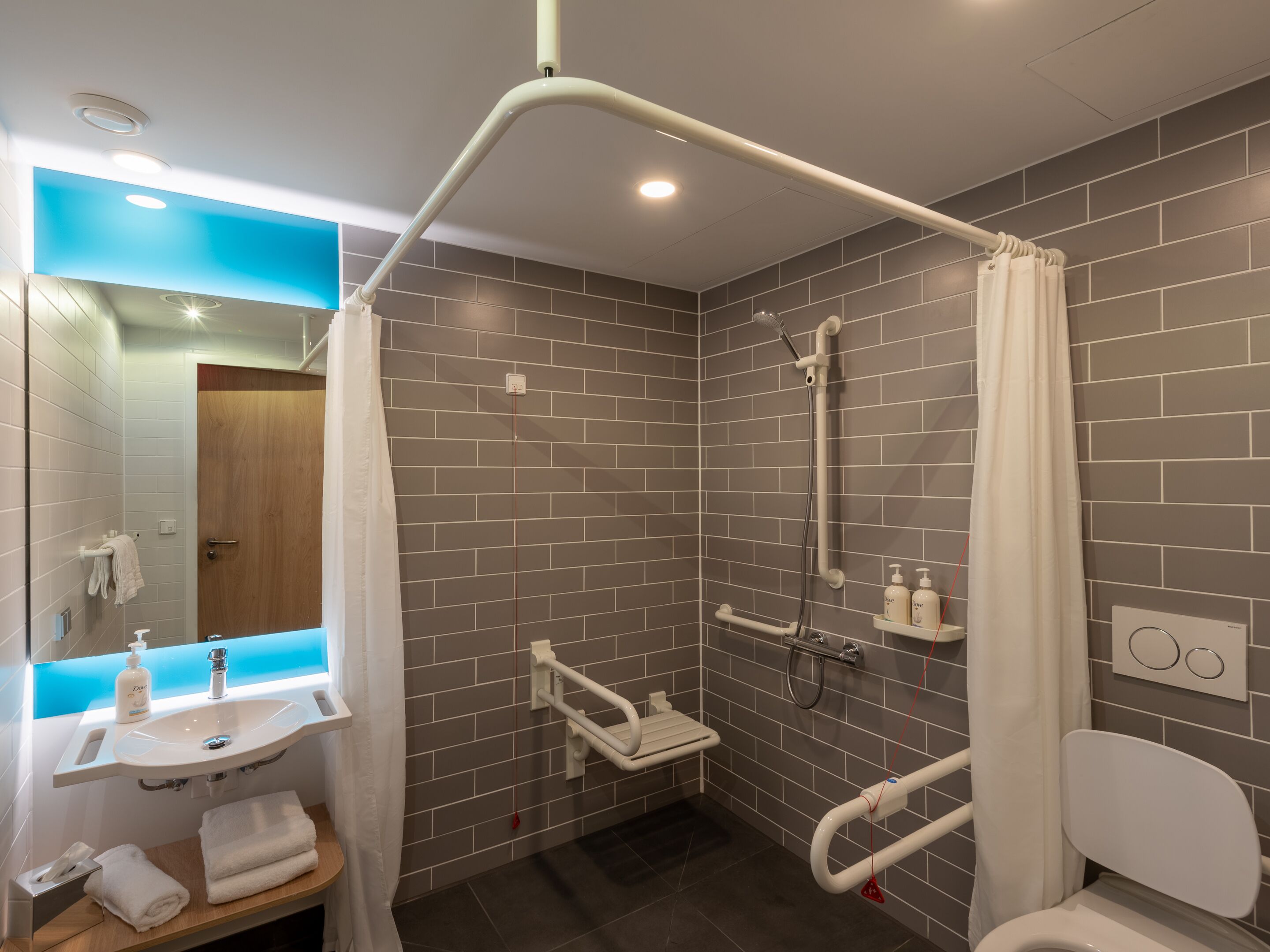 Holiday Inn Express Hamburg South A7 AS42, an IHG Hotel