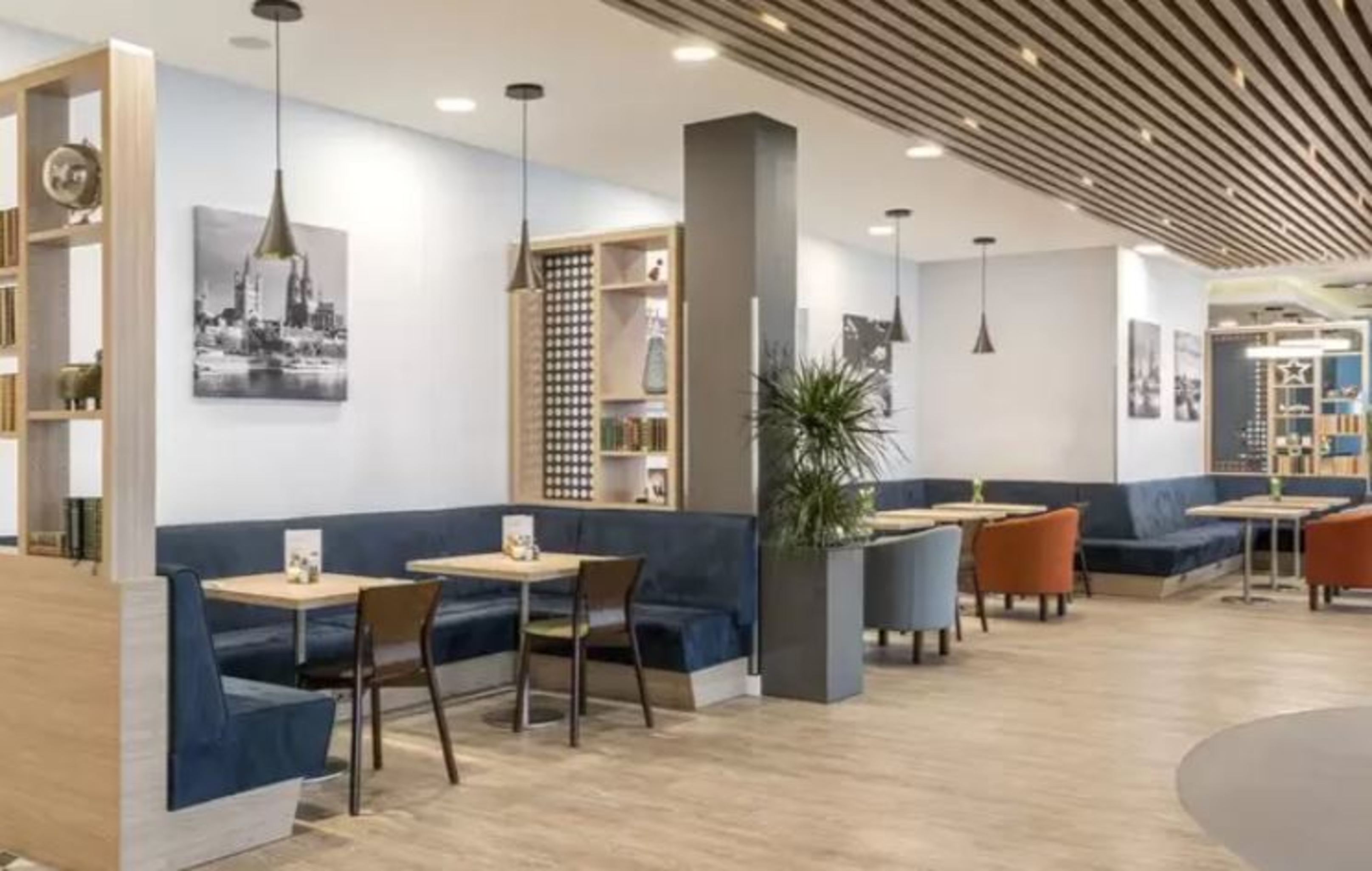 Premier Inn Köln City Süd Hotel