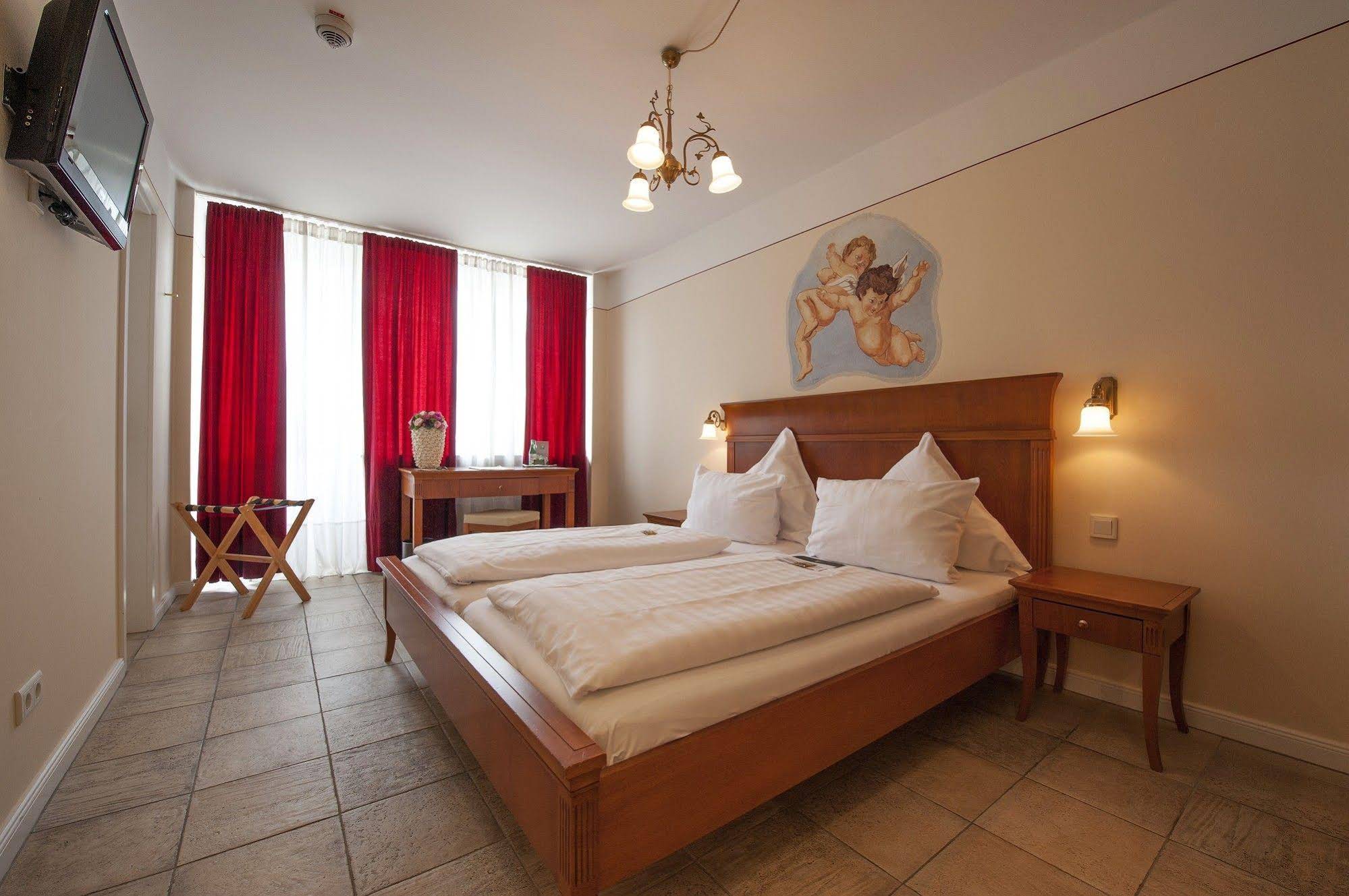 Xll Apostel Albergo