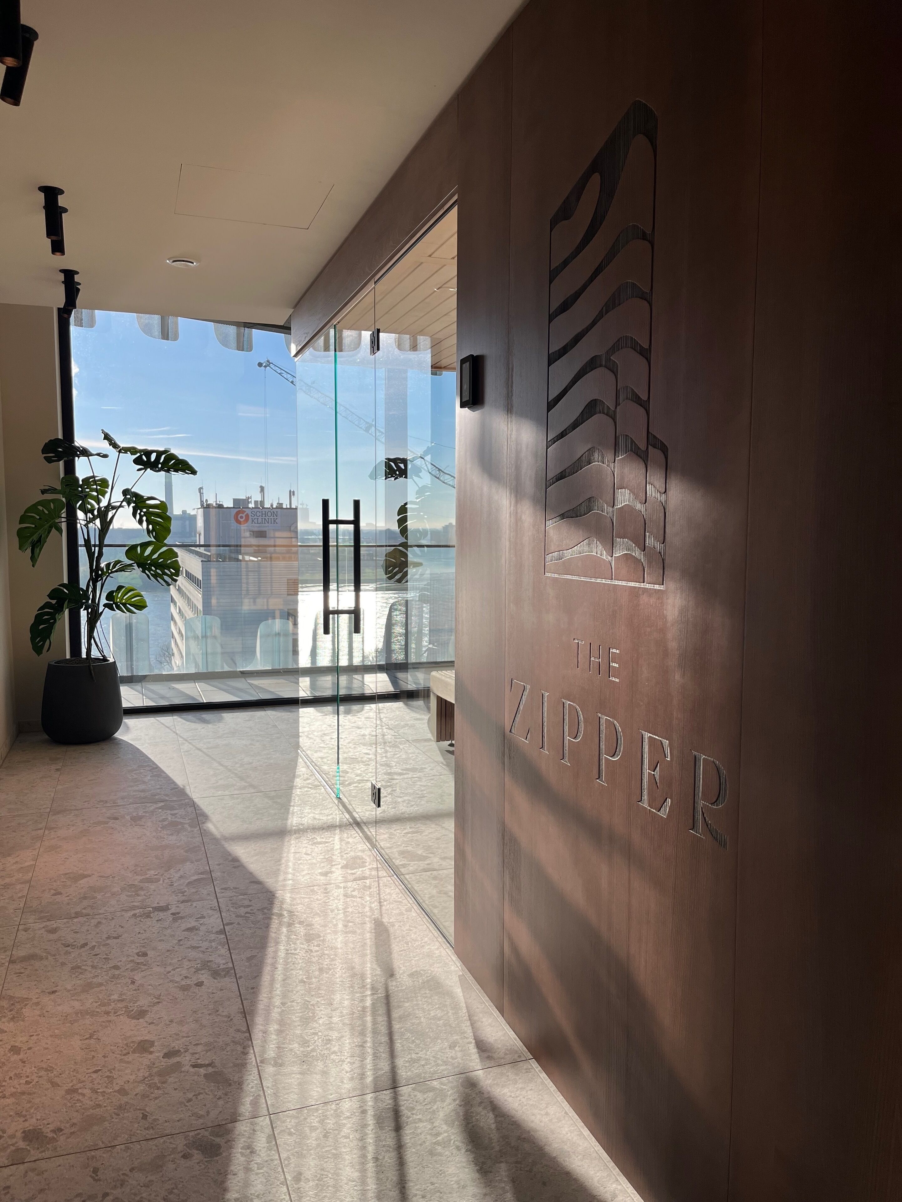 The Zipper Hotel And Apartments