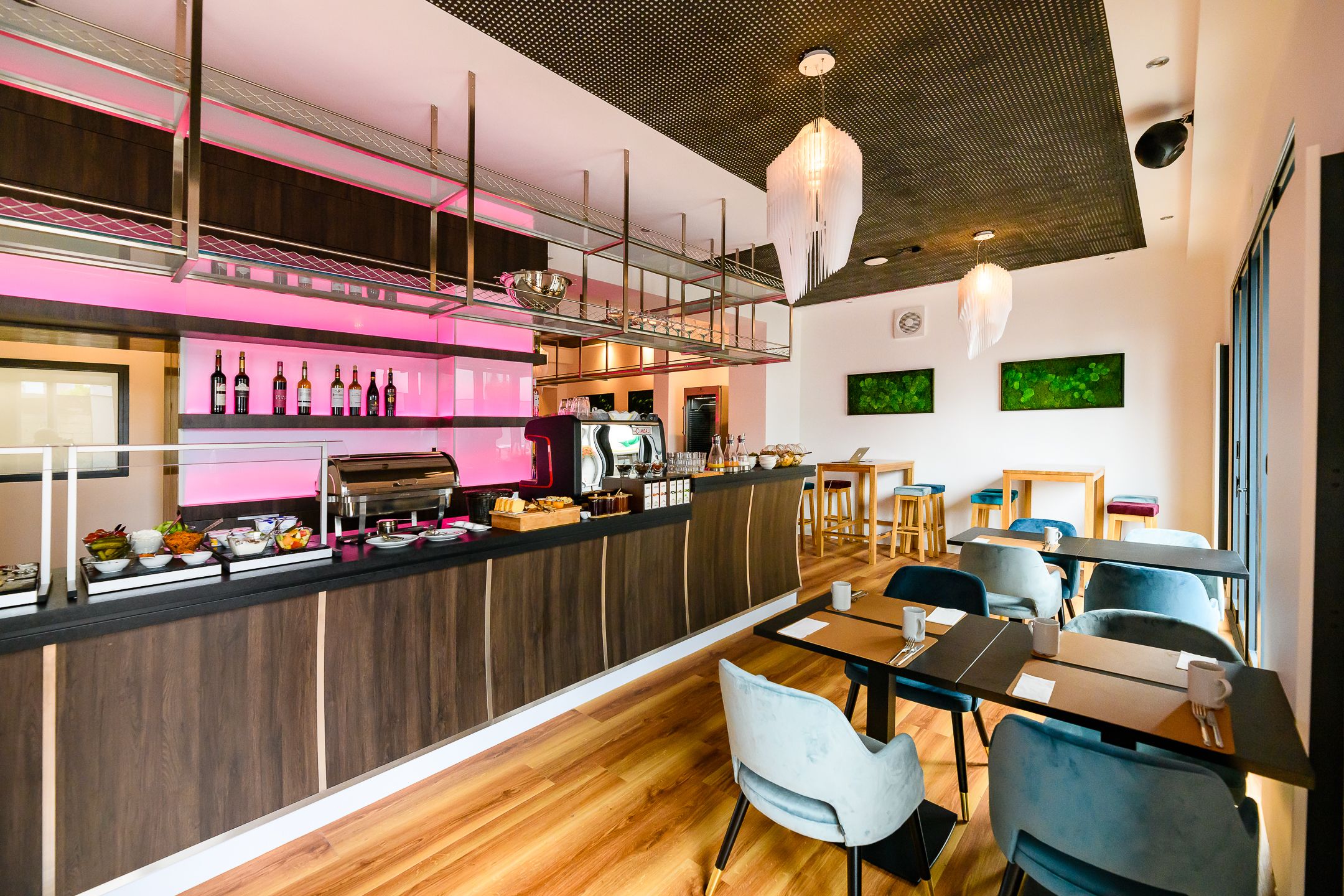 Nikii Hotel & Restaurant