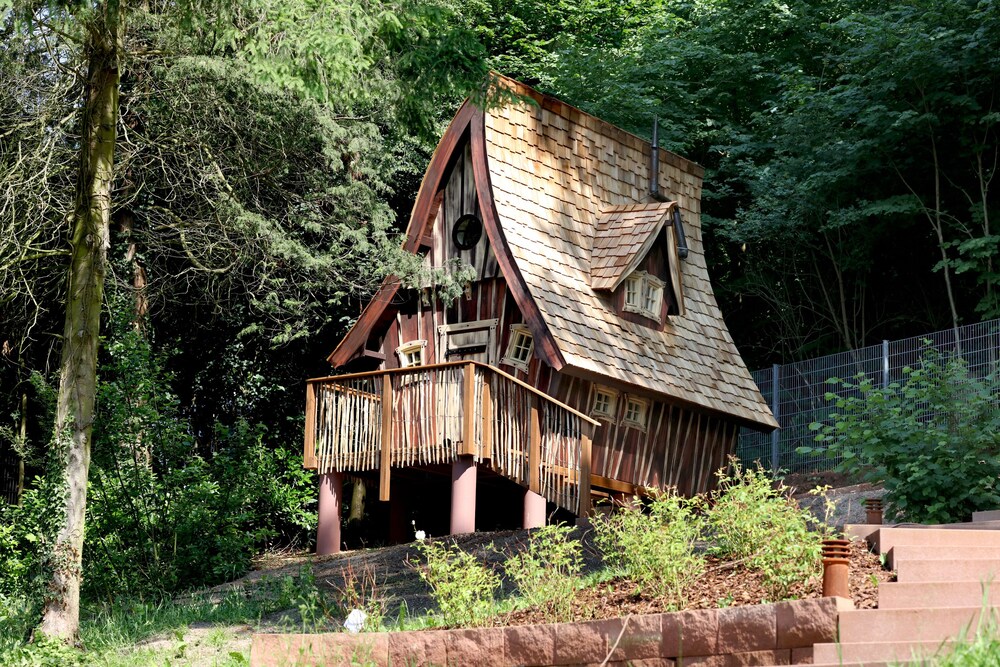 Kurhaus Trifels Hexenhauschen am Waldrand