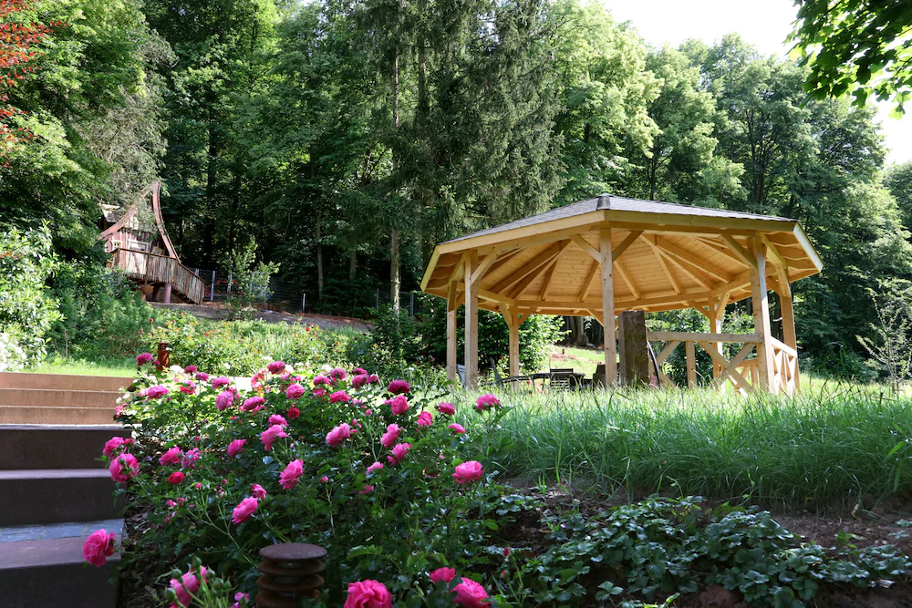 Kurhaus Trifels Hexenhauschen am Waldrand