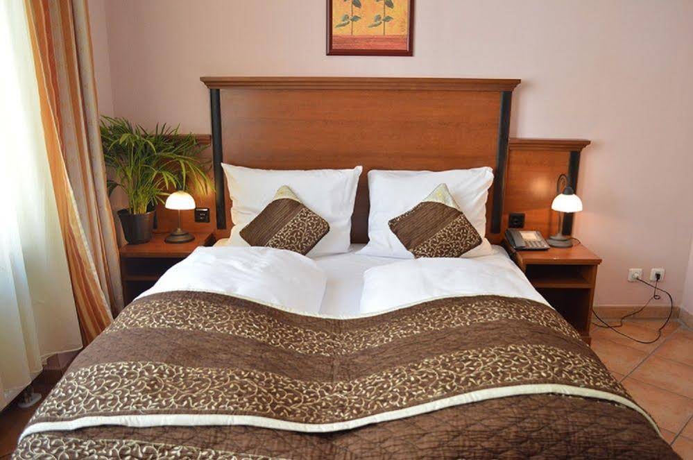 City Hotel West