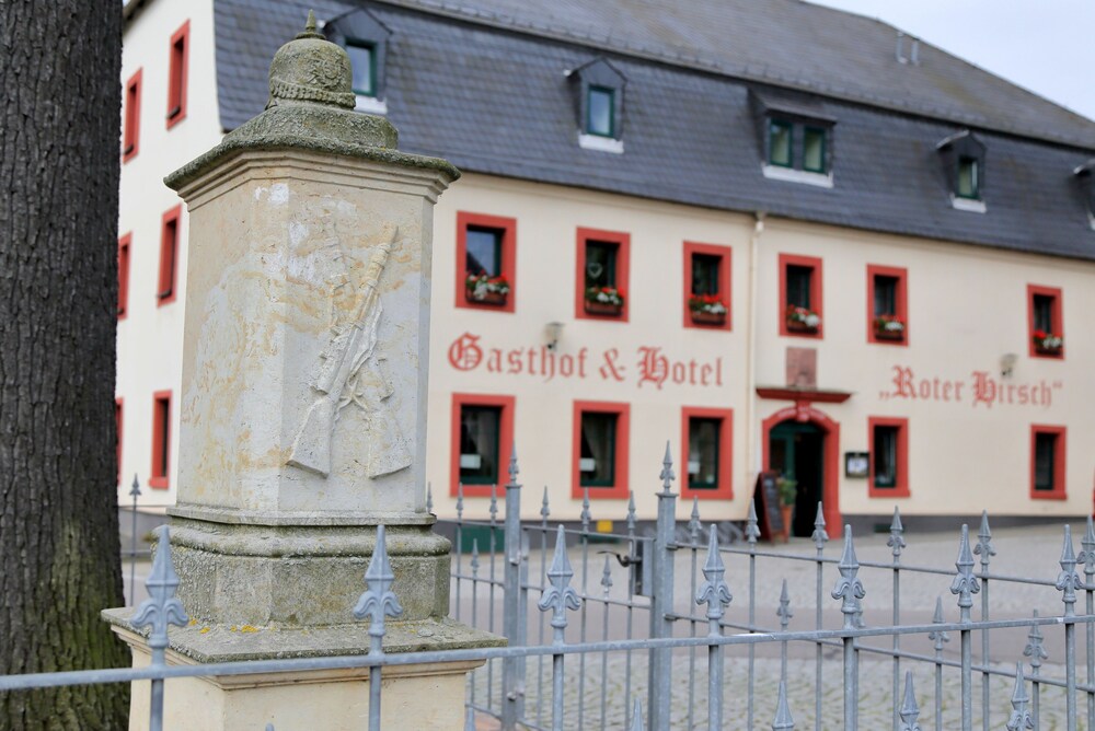 Roter Hirsch