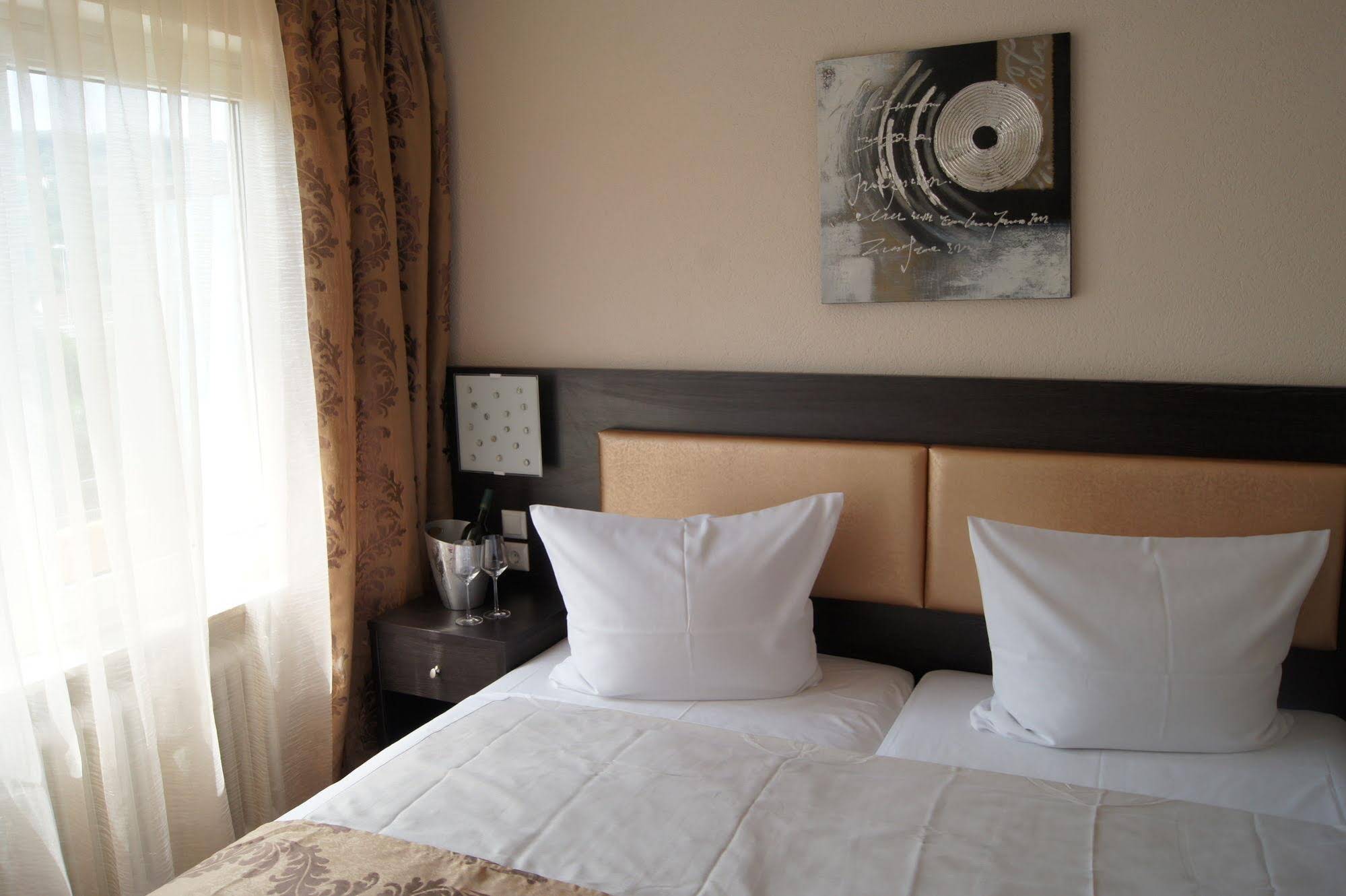 Base I Hotel