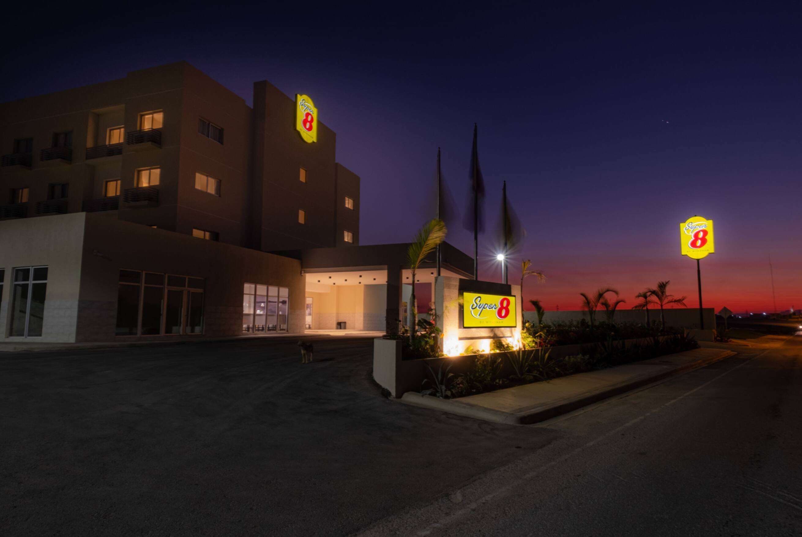 Super 8 by Wyndham Manzanillo