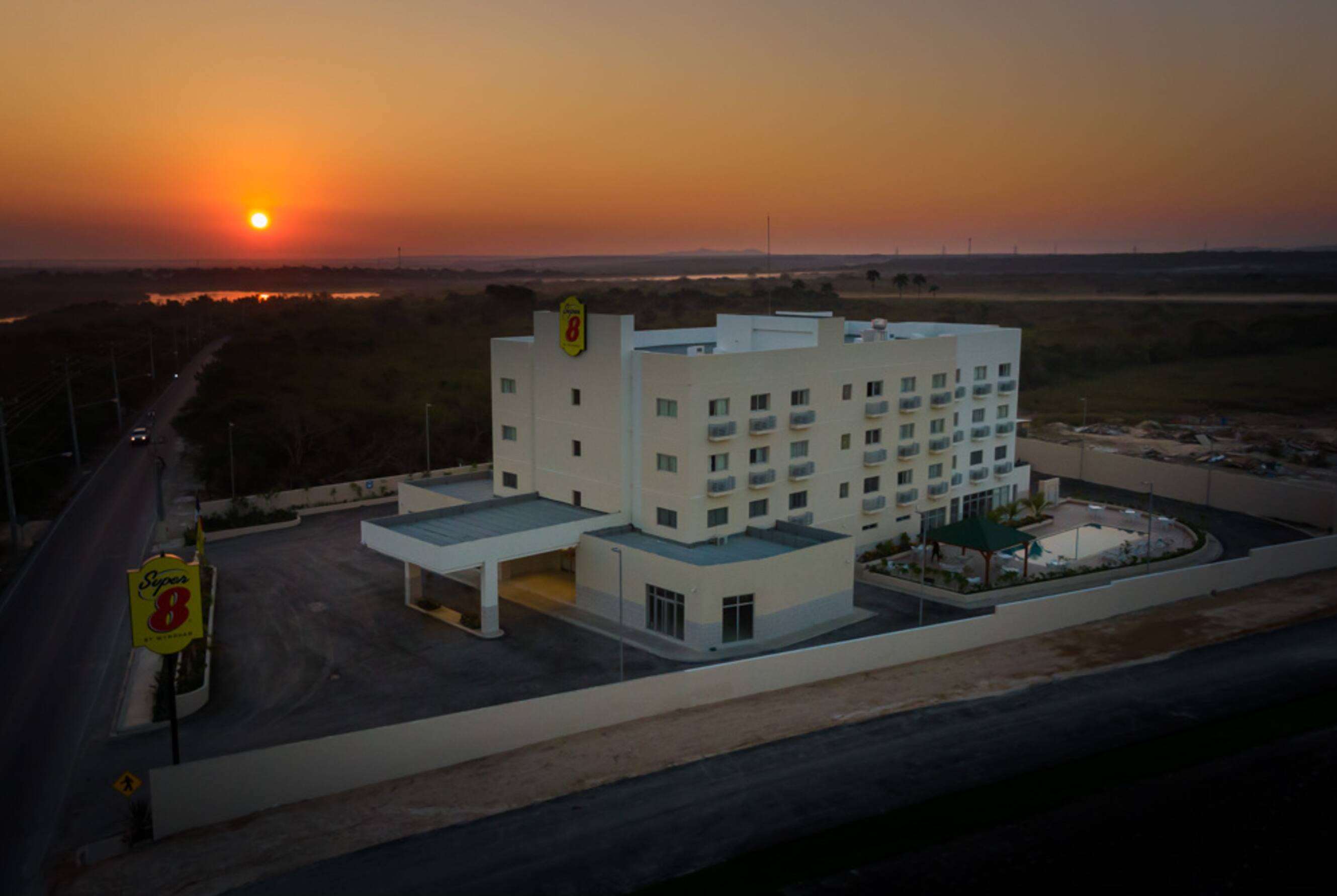 Super 8 by Wyndham Manzanillo