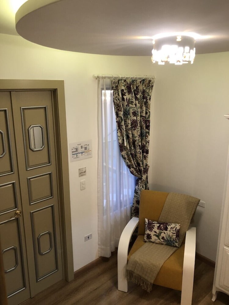 Adamas House Hotel