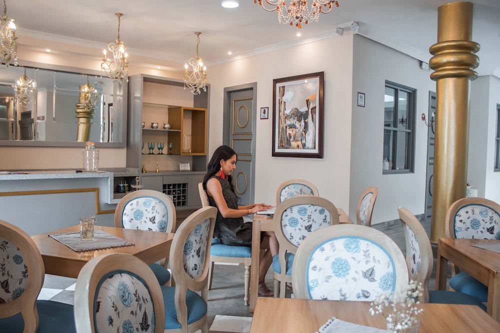 Adamas House Hotel