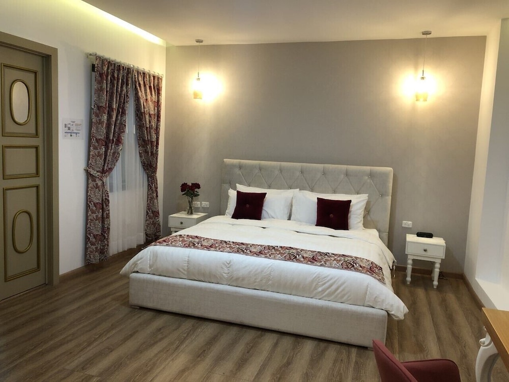 Adamas House Hotel