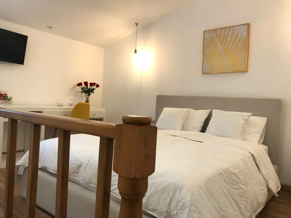 Adamas House Hotel