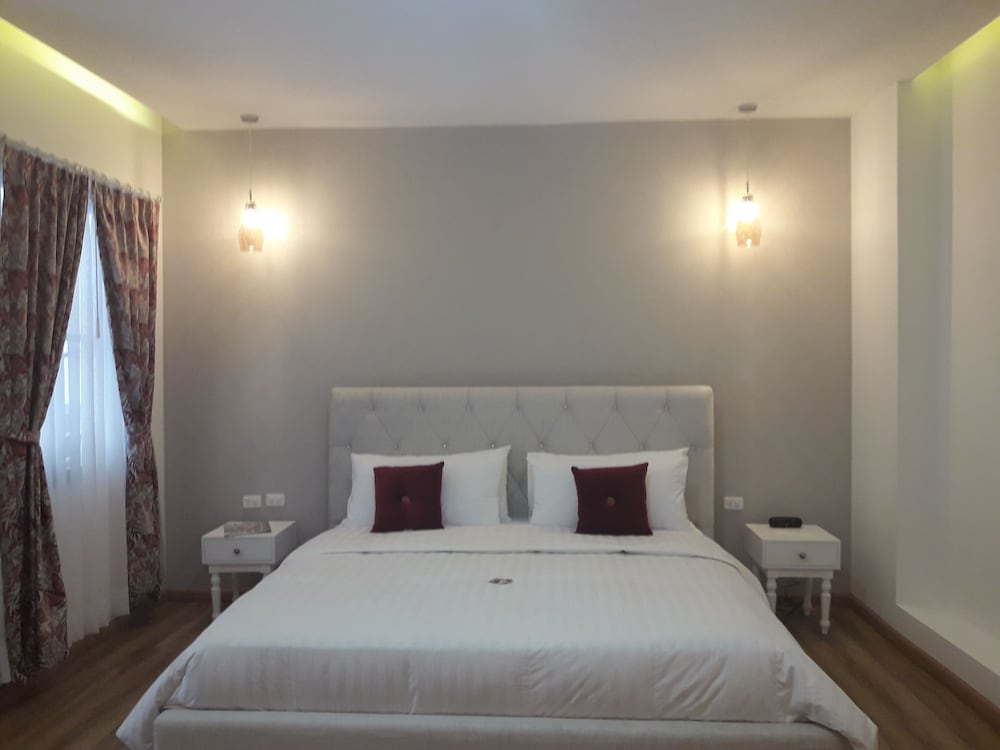 Adamas House Hotel
