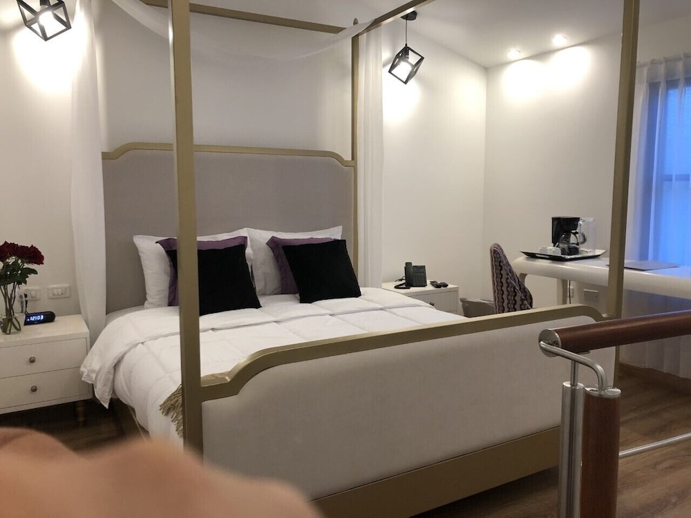 Adamas House Hotel