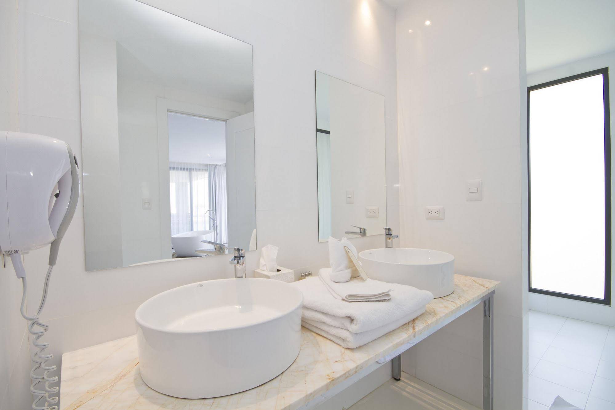 Golden Bay Hotel & Spa
