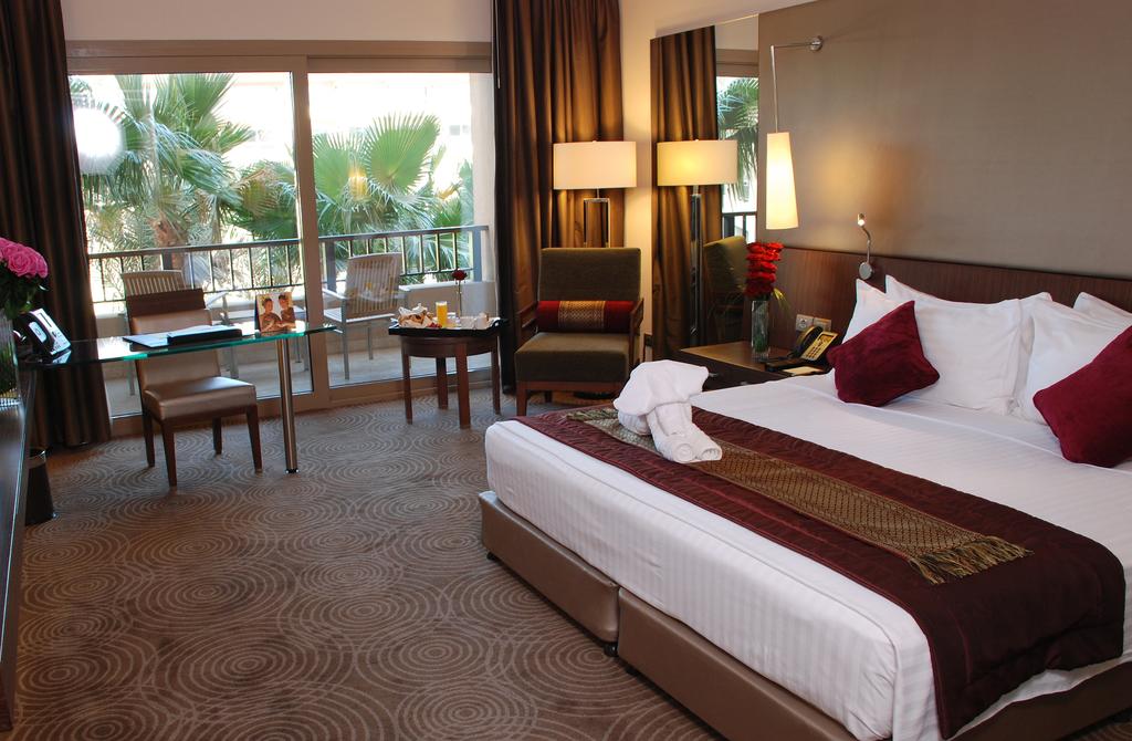 Dusit Thani LakeView Cairo