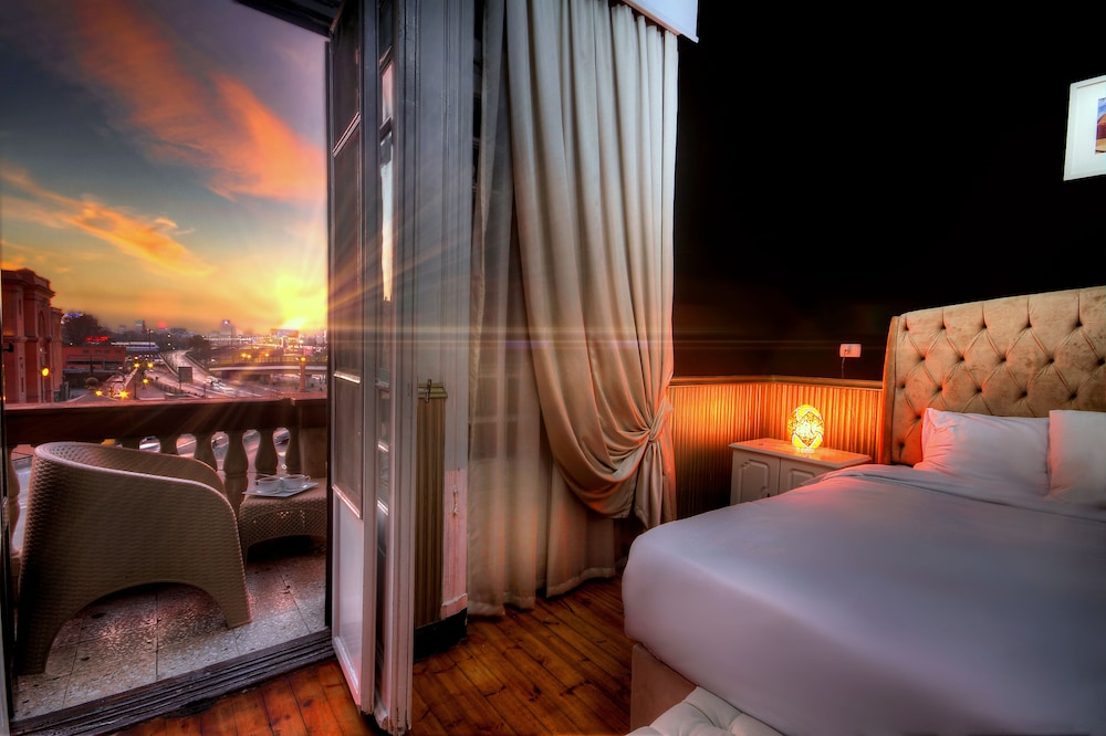 Tahrir Plaza Suites