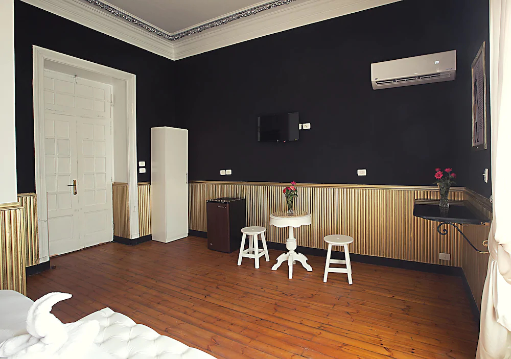 Tahrir Plaza Suites