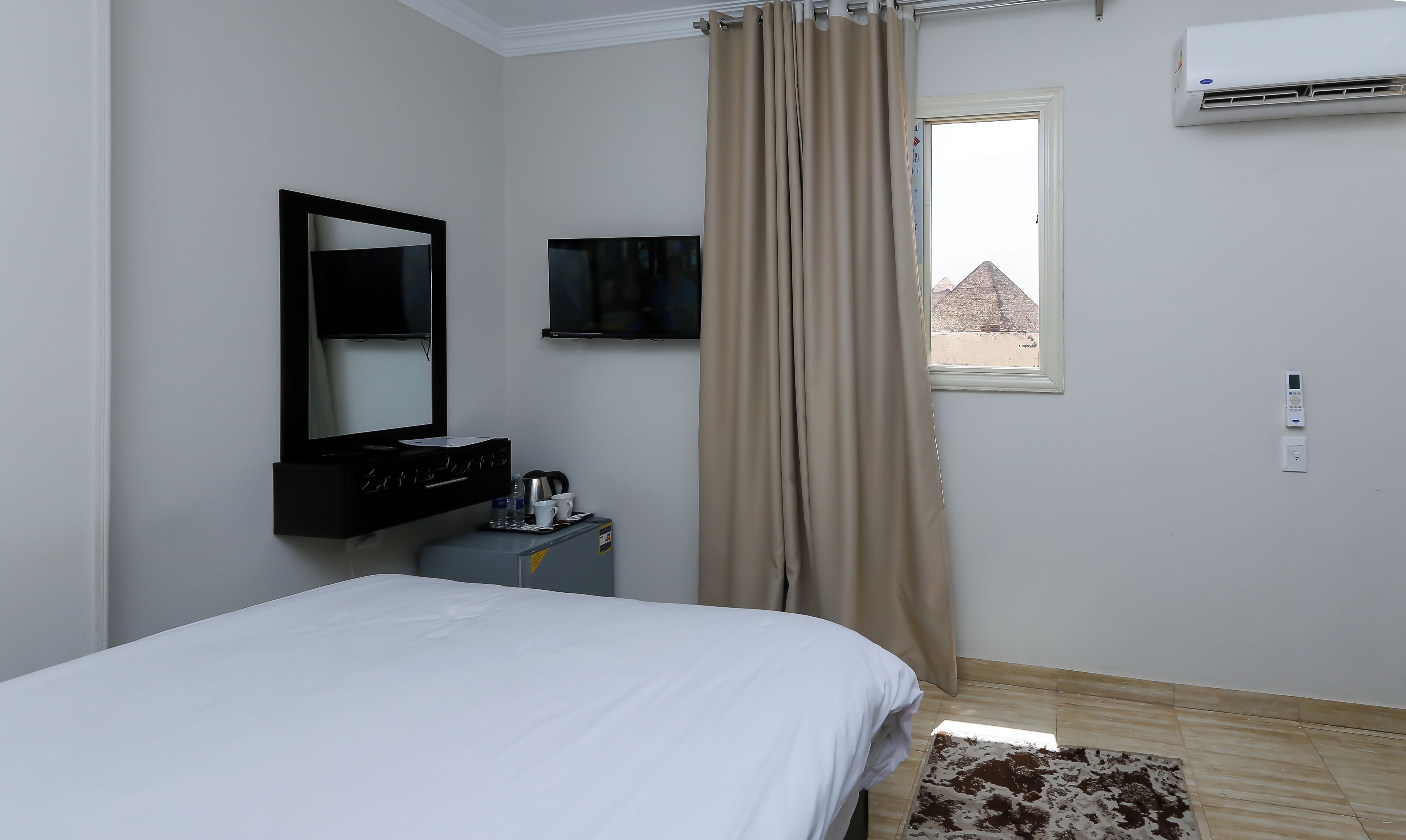 Crowne Pyramids Palace